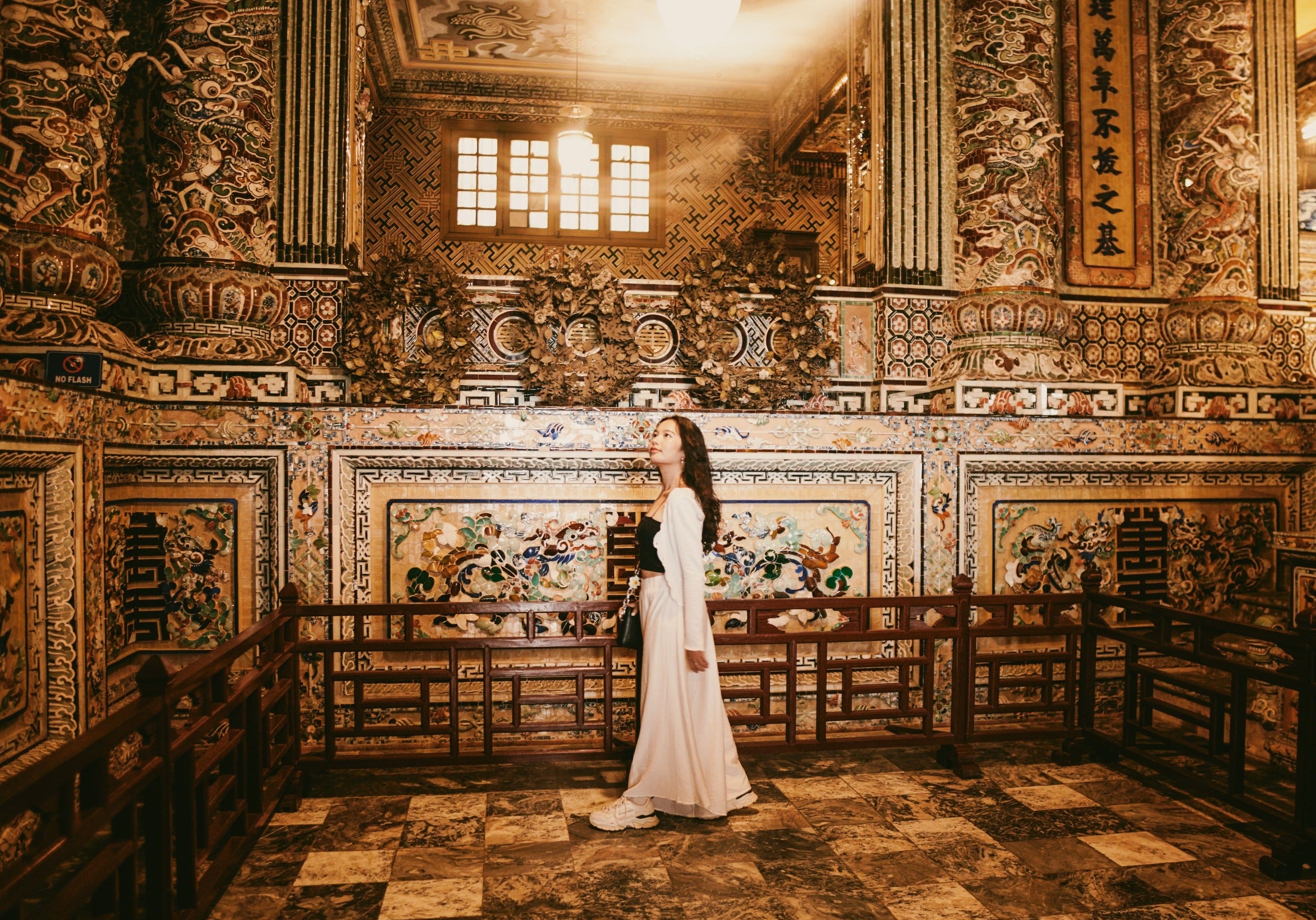 參觀越南皇帝陵寢的女子