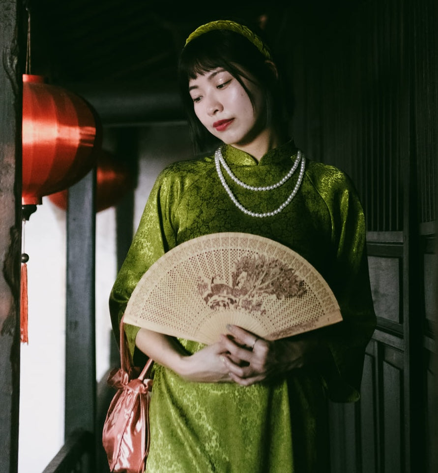 穿著傳統越南奧黛的女子