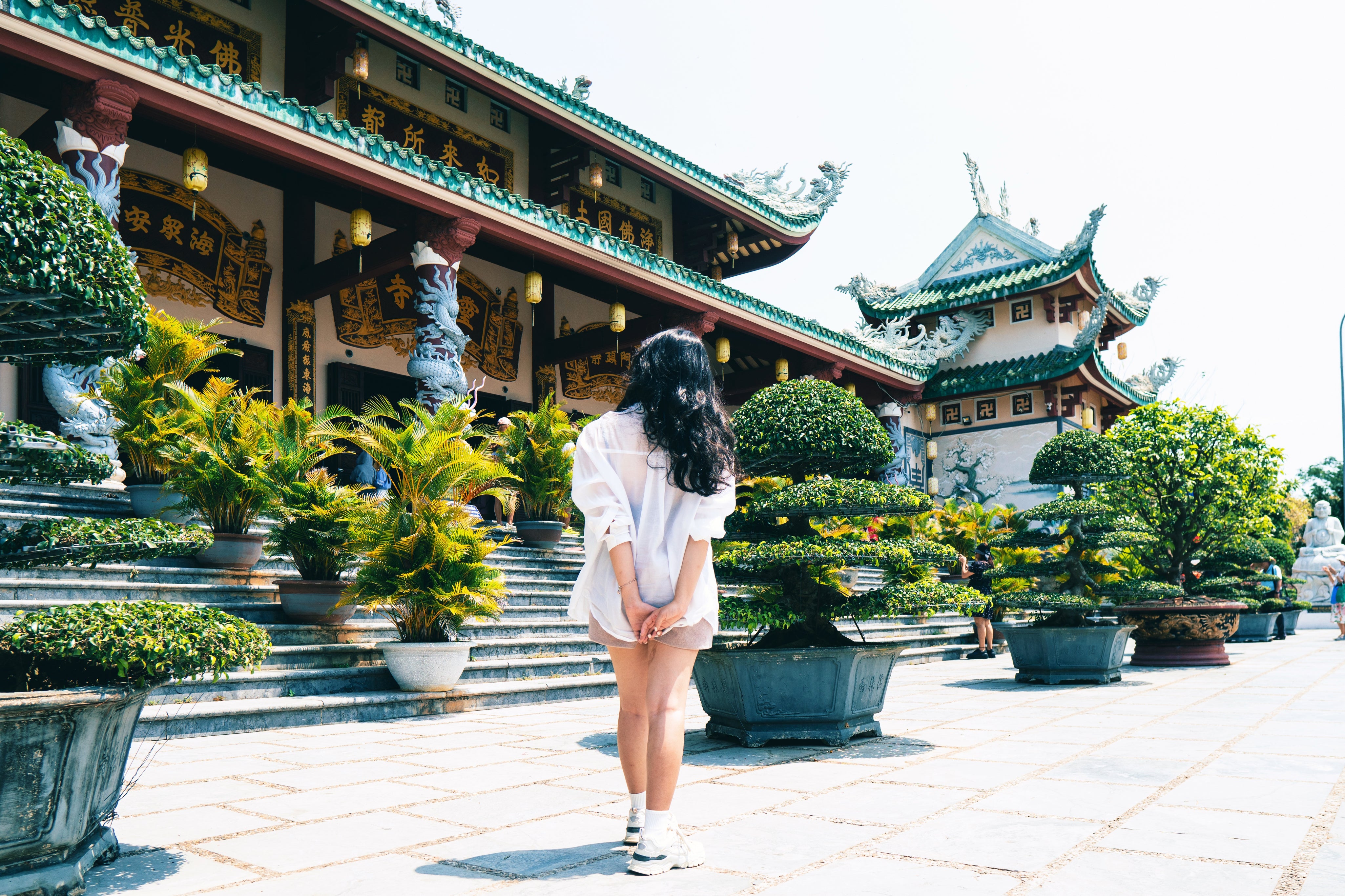 Central_Vietnam_Da_Nang_Thao_In_Front_Of_Temple.jpg