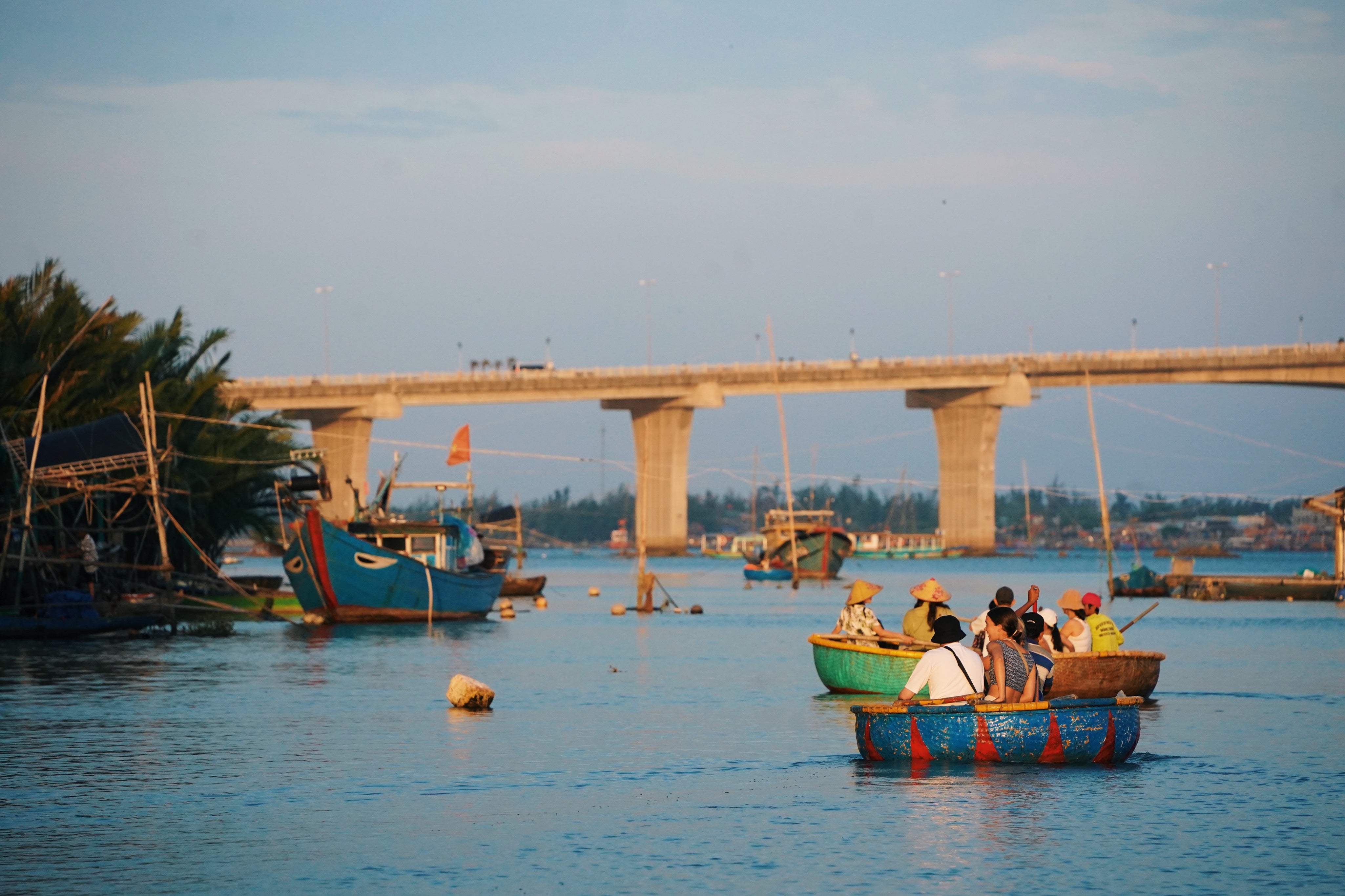 Central_Vietnam_Hoi_An_Coconut_Boat_From_Afar.jpg