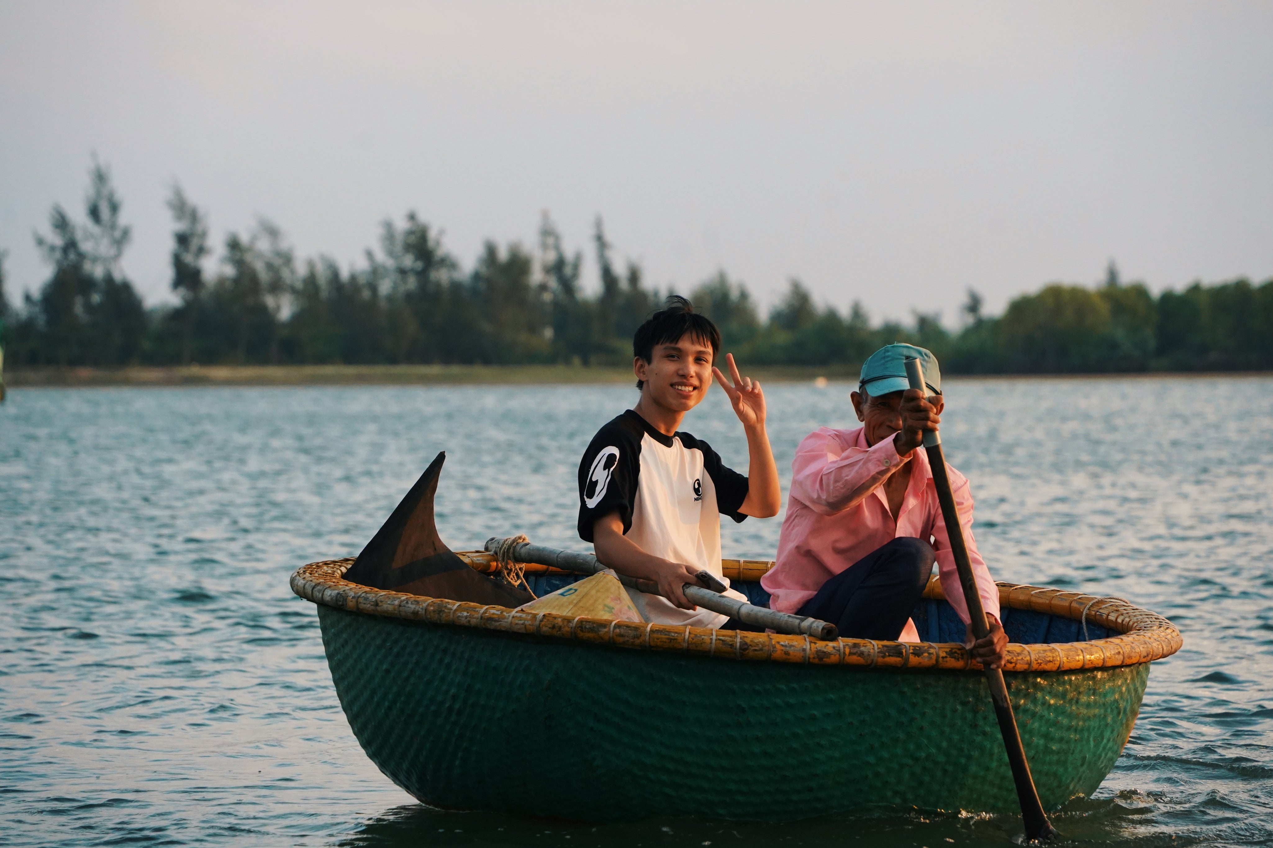 Central_Vietnam_Hoi_An_Doanh_on_Coconut_Boat.jpg