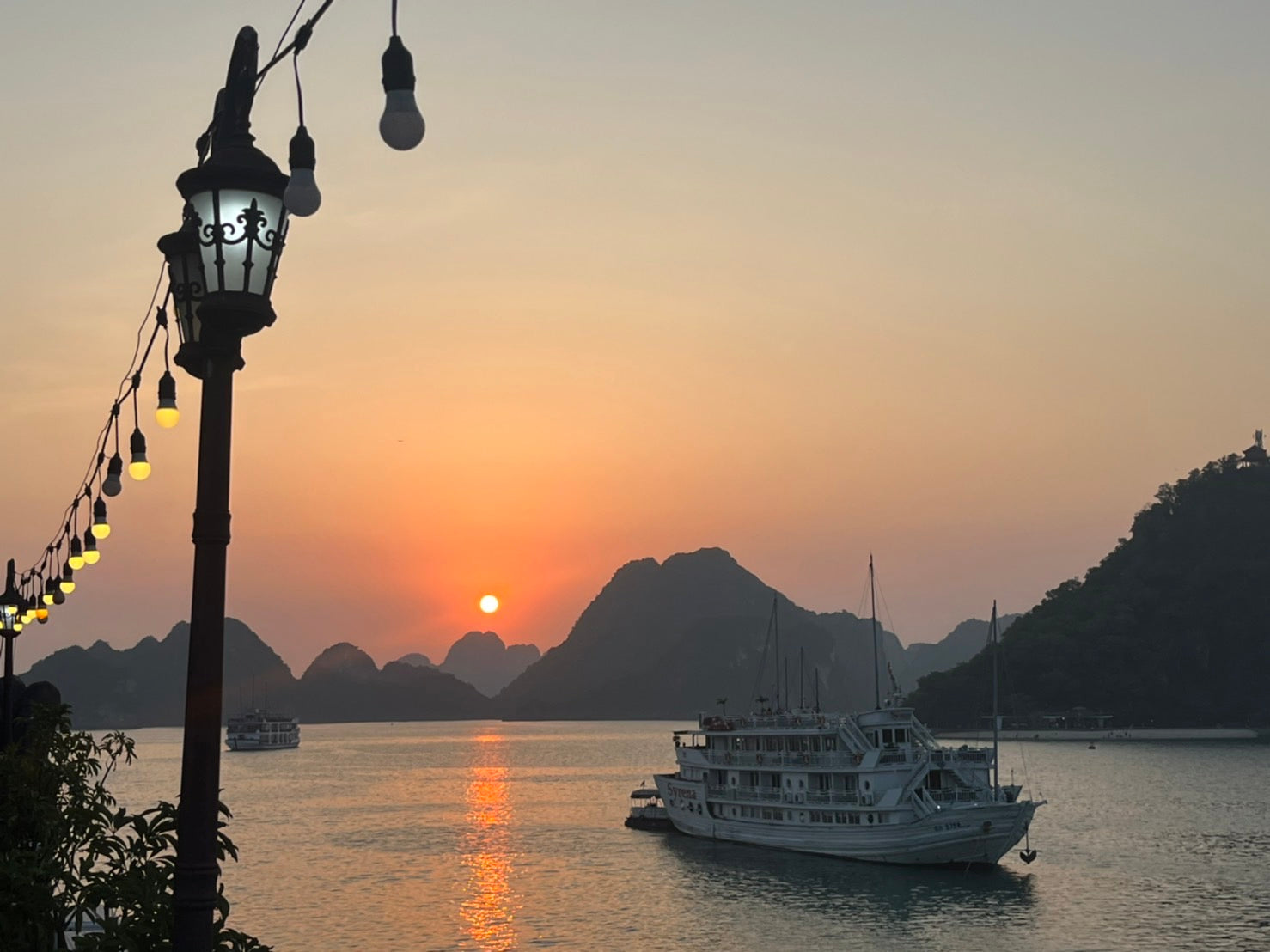 北越山海經典 ft. 河內老城 & 沙壩番西邦峰玻璃橋 & 下龍灣 8 日 - 含稅簽網卡 豪華火車版