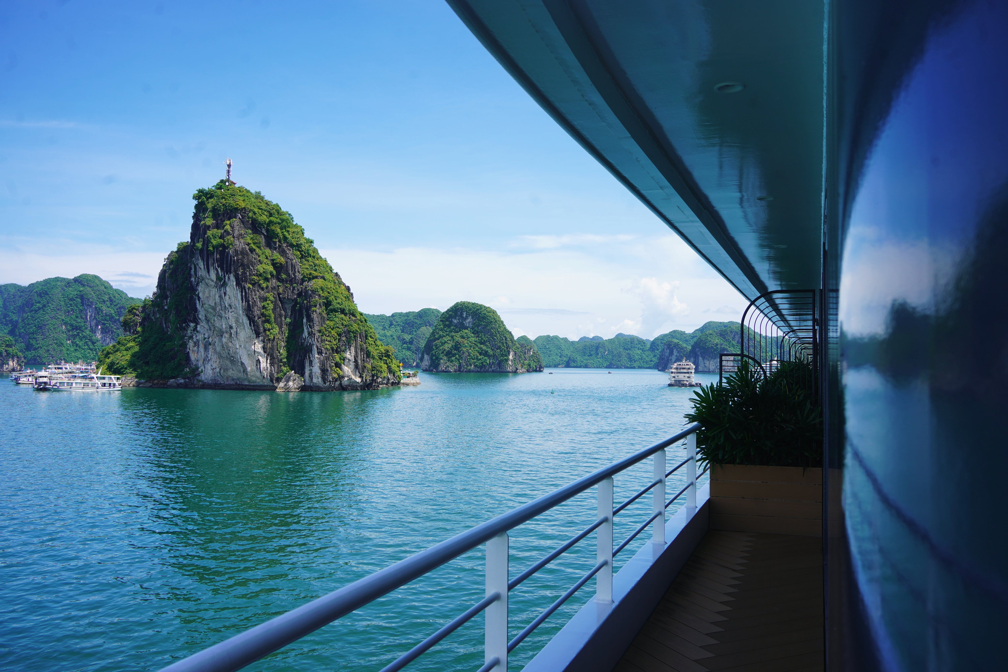 North_Vietnam_Ha_Long_Bay_Sea_Star_Cruise_Walkway.jpg