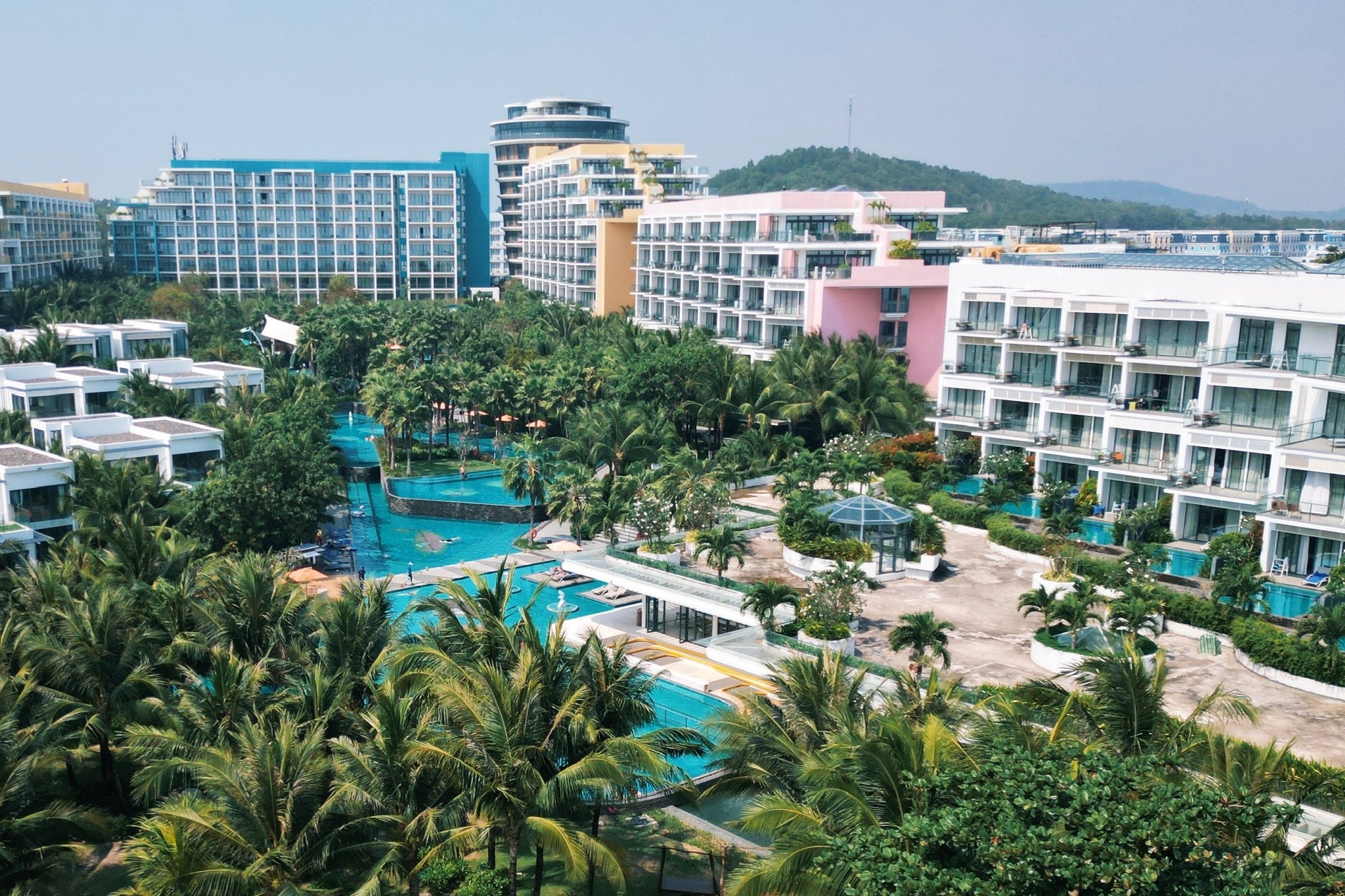 降落富國島快速通關入境,前往換匯與南島飯店入住