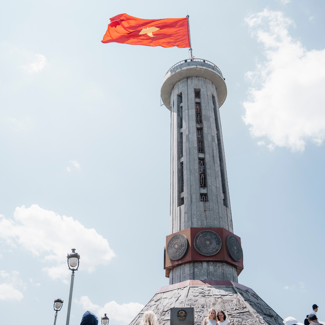 outo-lung-cu-flag-tower.png