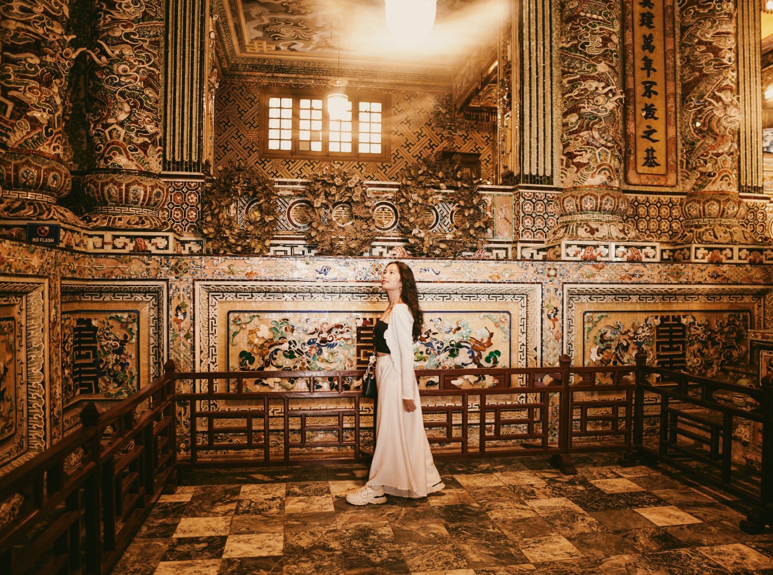 參觀越南皇帝陵寢的女子