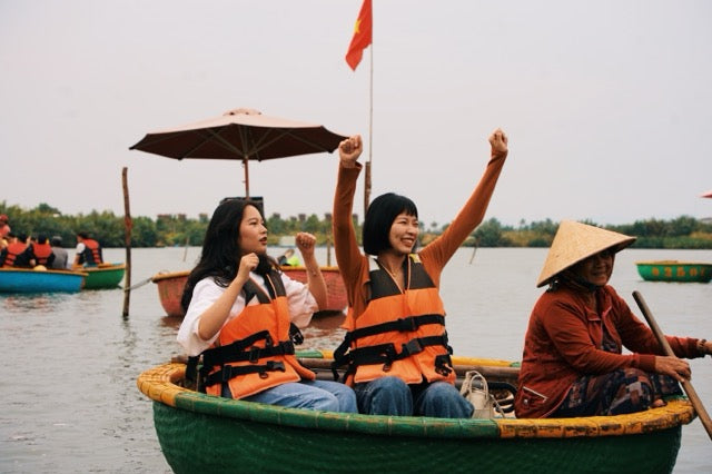 遊客於越南搭乘竹籃遊船