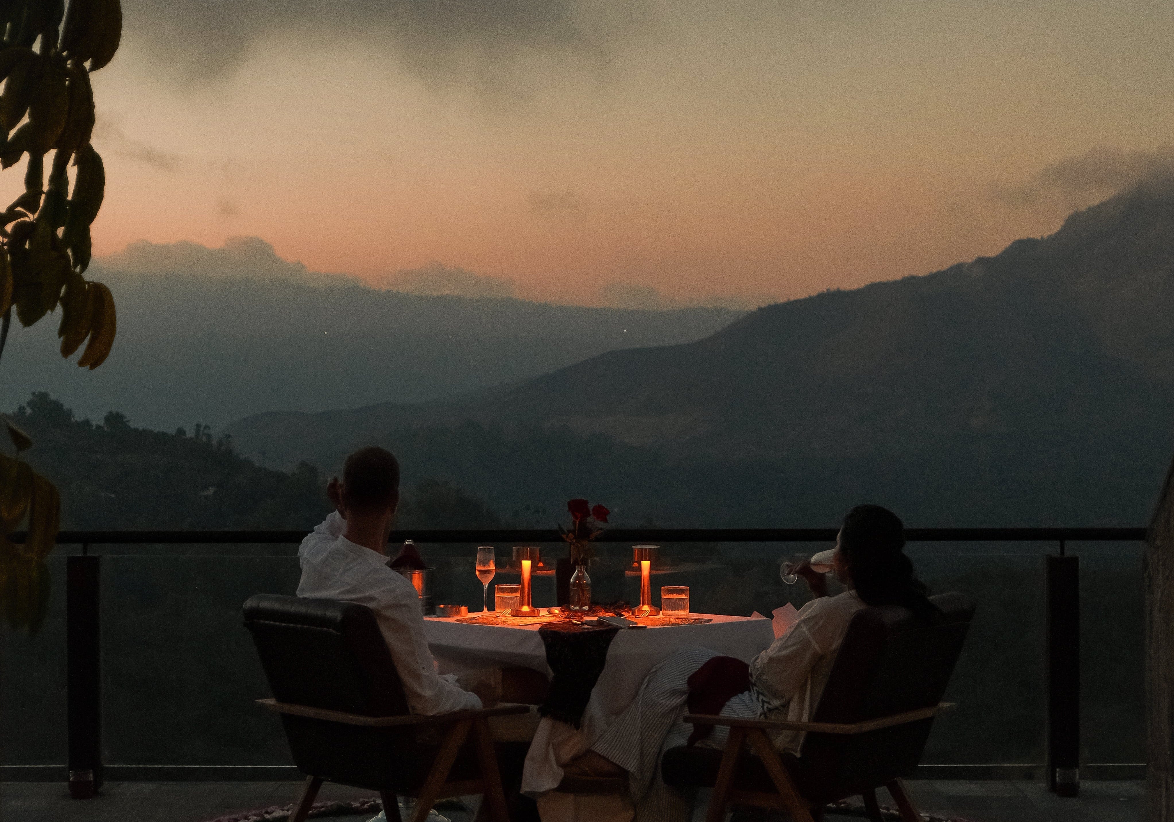 遊客於峇里島餐廳看著名火山景色