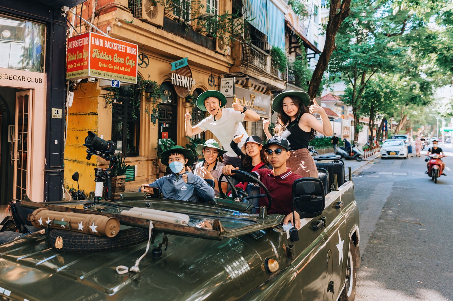 越南城市街景與搭乘皮卡車的遊客