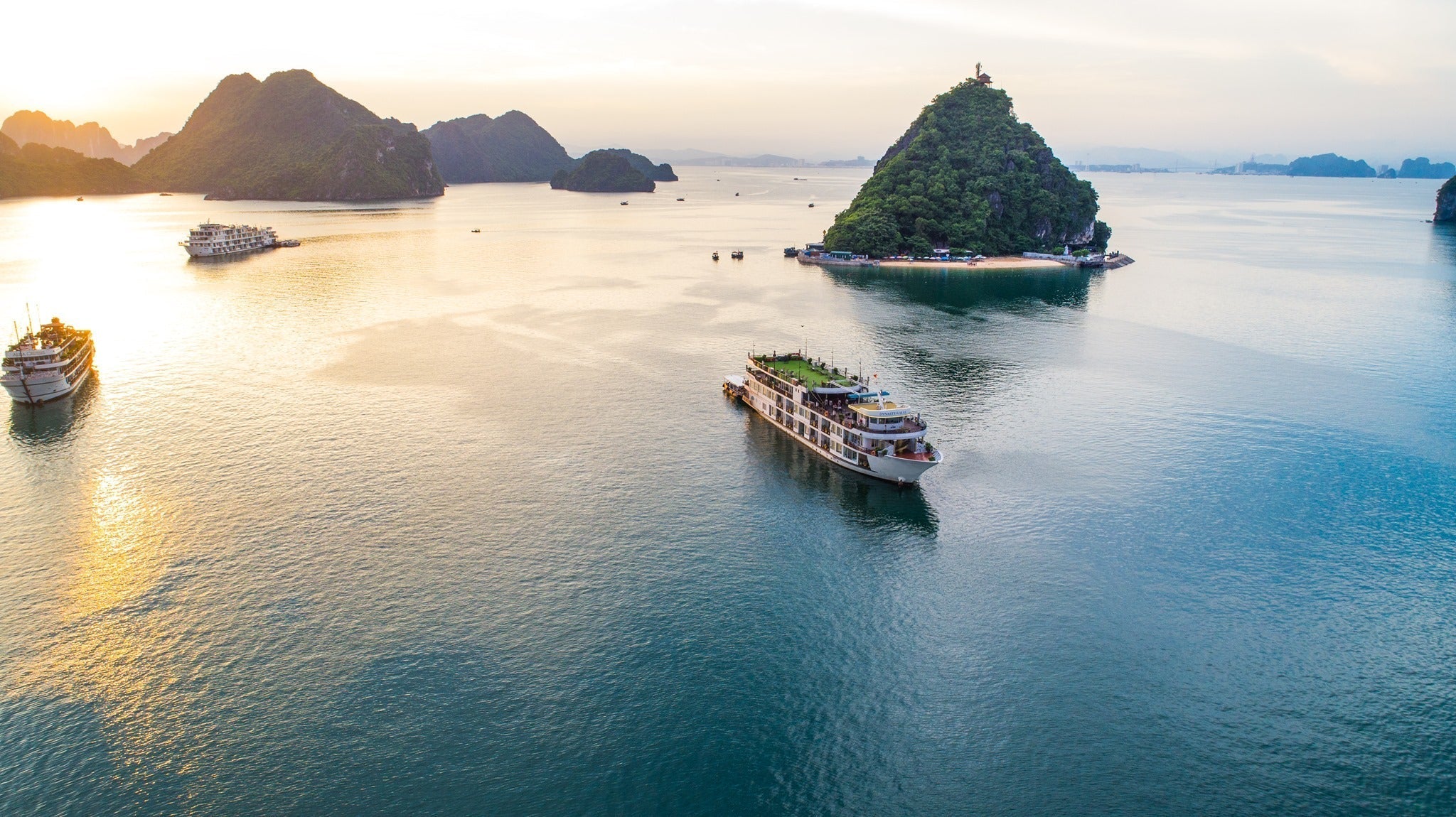 下龍灣旅遊｜下龍灣郵輪挑選總整理，超Chill五星級下龍灣郵輪這樣挑！