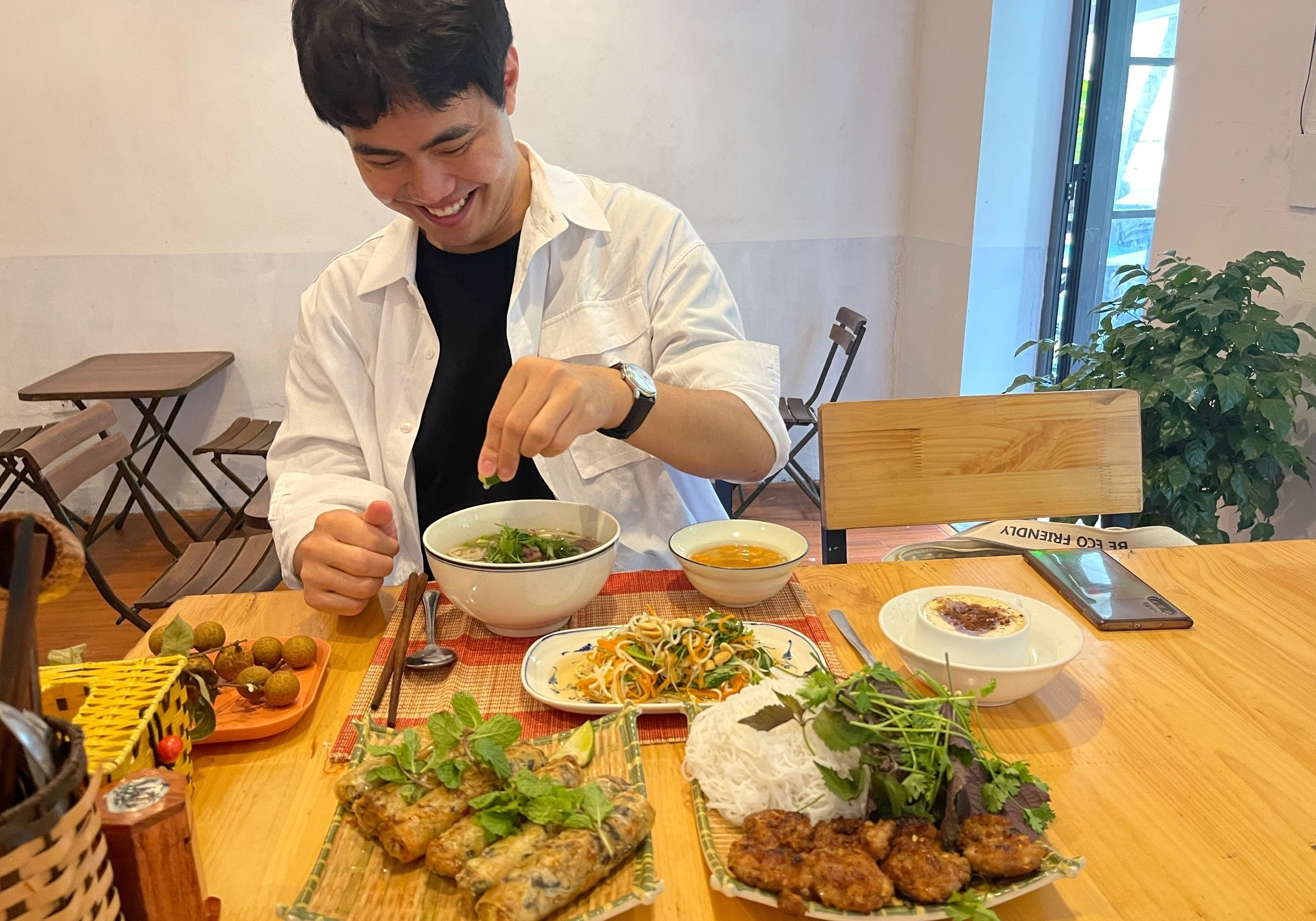 遊客於越南沙壩享用美食