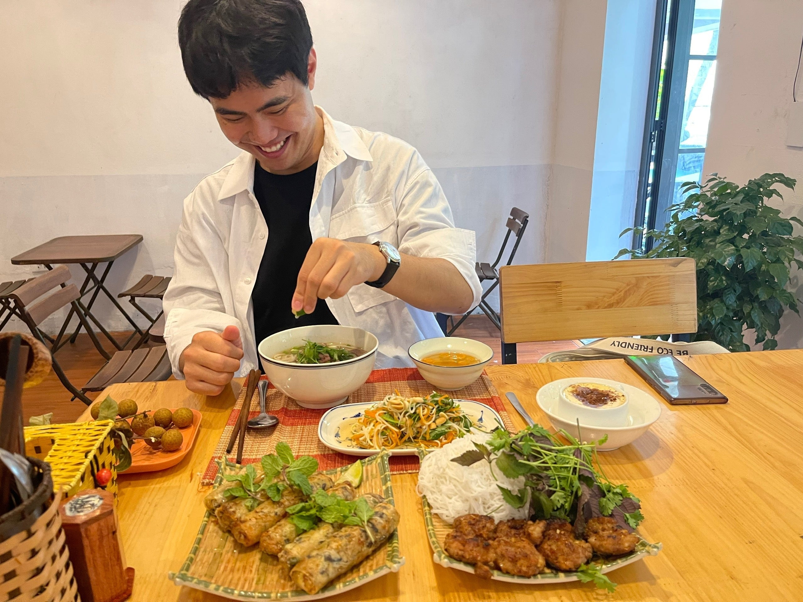 遊客於越南沙壩享用美食