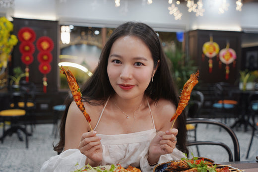 女遊客於富國島享受美食