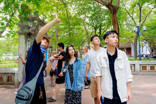 企業在越南員工旅遊，導遊正在解說