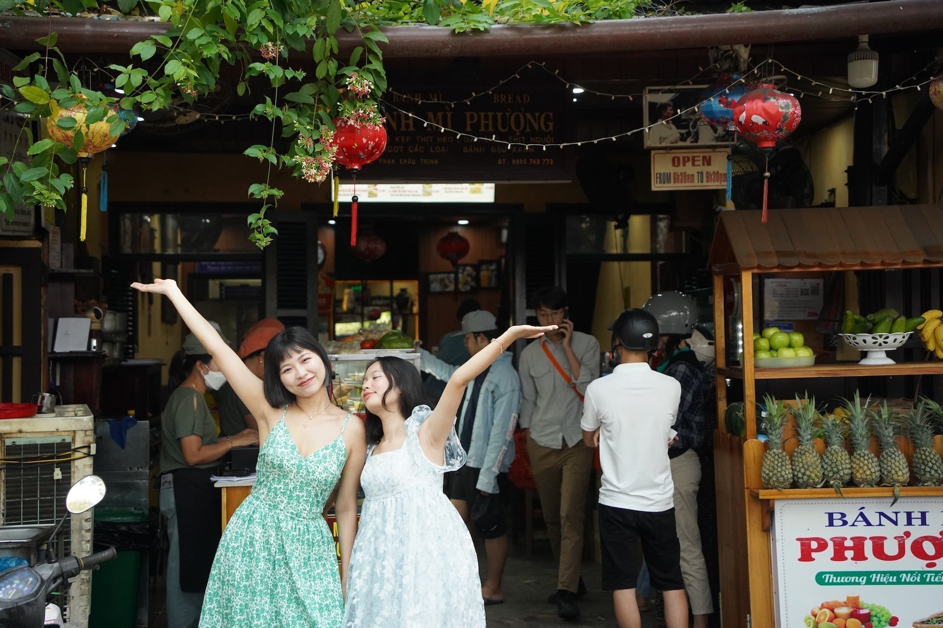 兩位女性遊客在越南市區合照