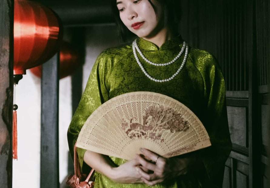 穿著傳統越南奧黛的女子