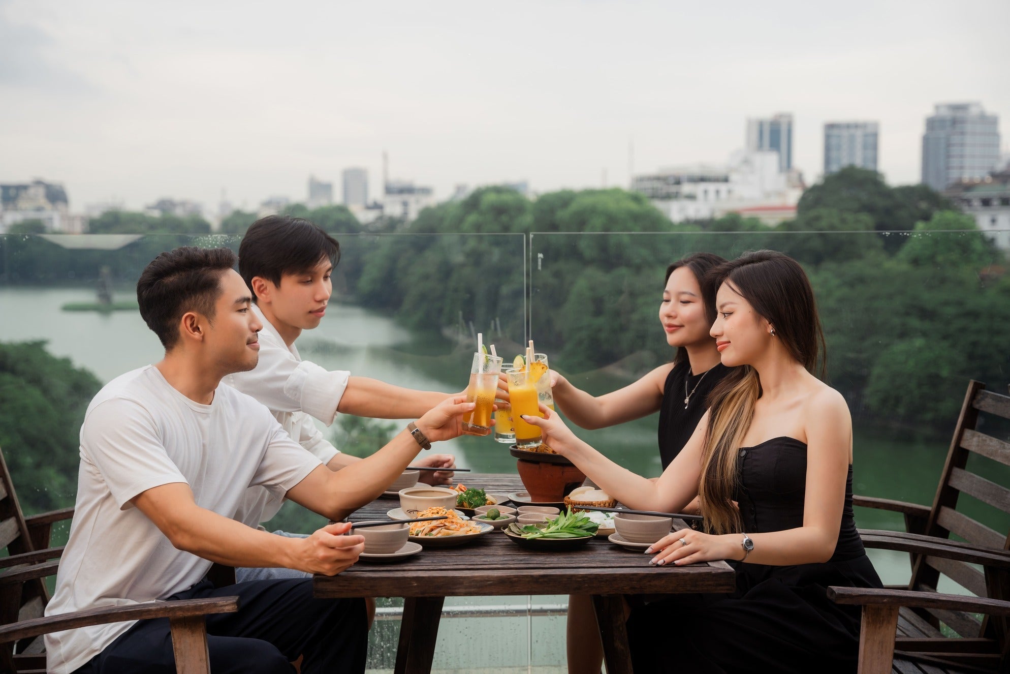 一群遊客於越南湖畔餐廳用餐
