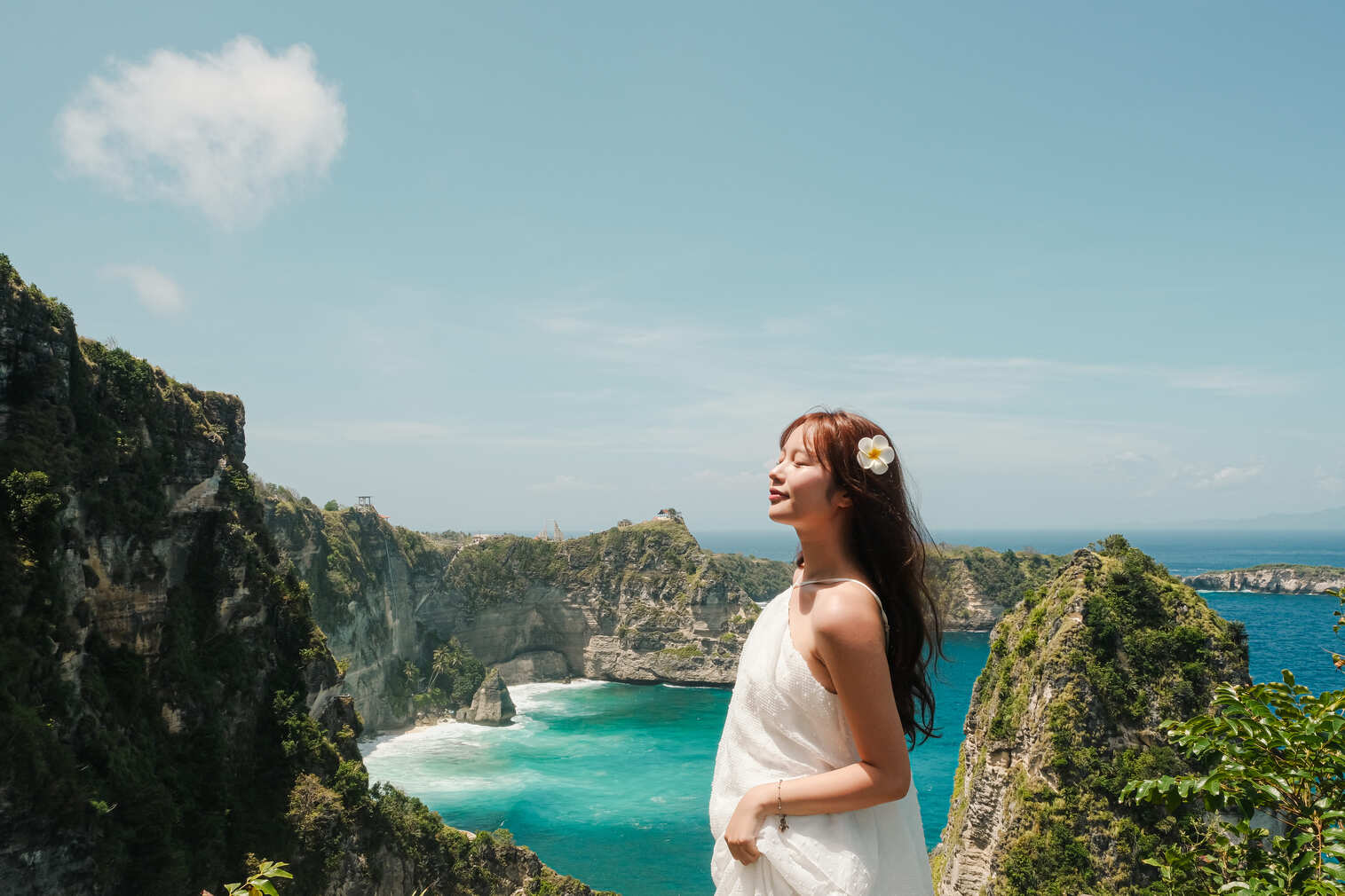 女遊客於峇里島海邊岩石上拍照