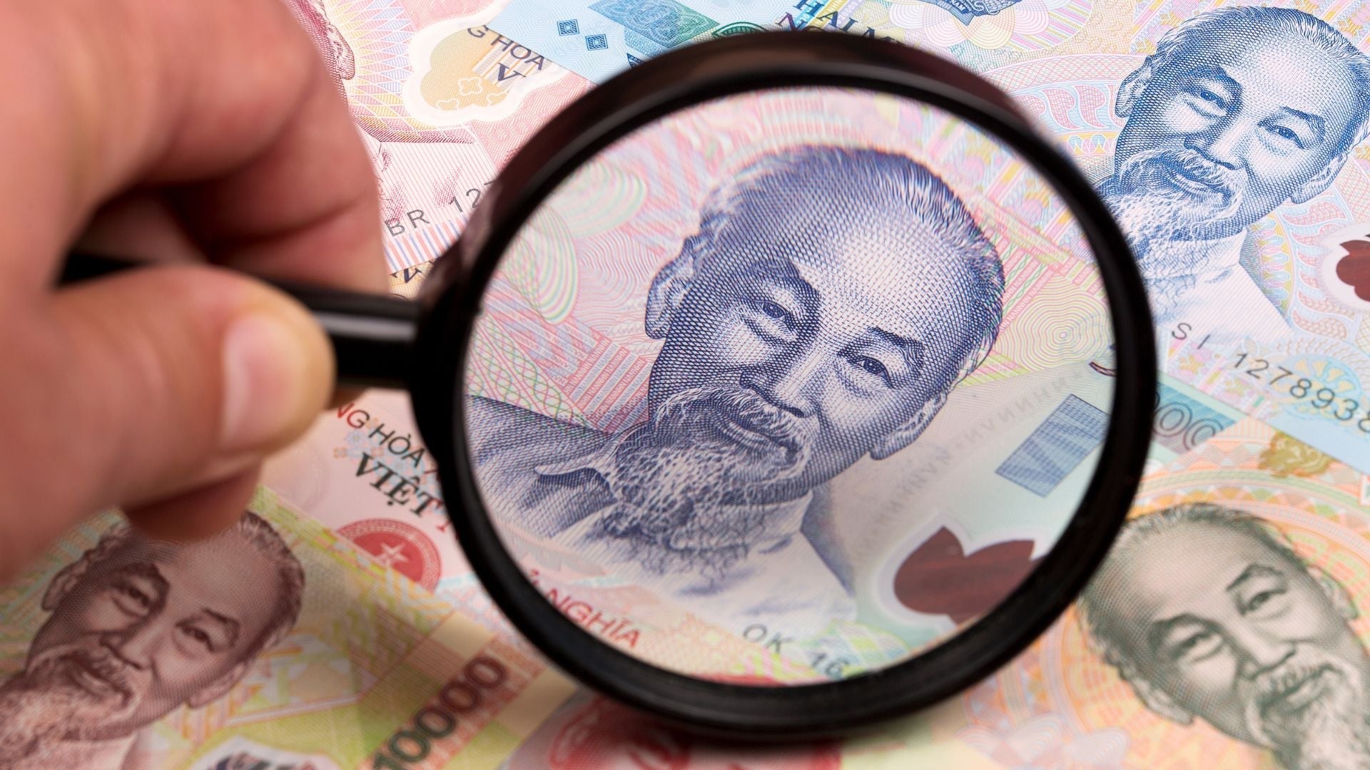 來到越南旅行，其中一個最重要的事情，就是要確保自己手上，有著足夠的越南盾可以揮灑啦！那想當然爾，許多想要去越南玩的朋友們，都曾經問過小編這些問題：  「到底我要帶多少錢呢？」 「我要在台灣先換好美金嗎？」 「還是我可以直接帶台幣前往越南直接換匯呢？」 「在越南要在哪裡換錢呀？」 「換錢所會不會很難找啊？」
