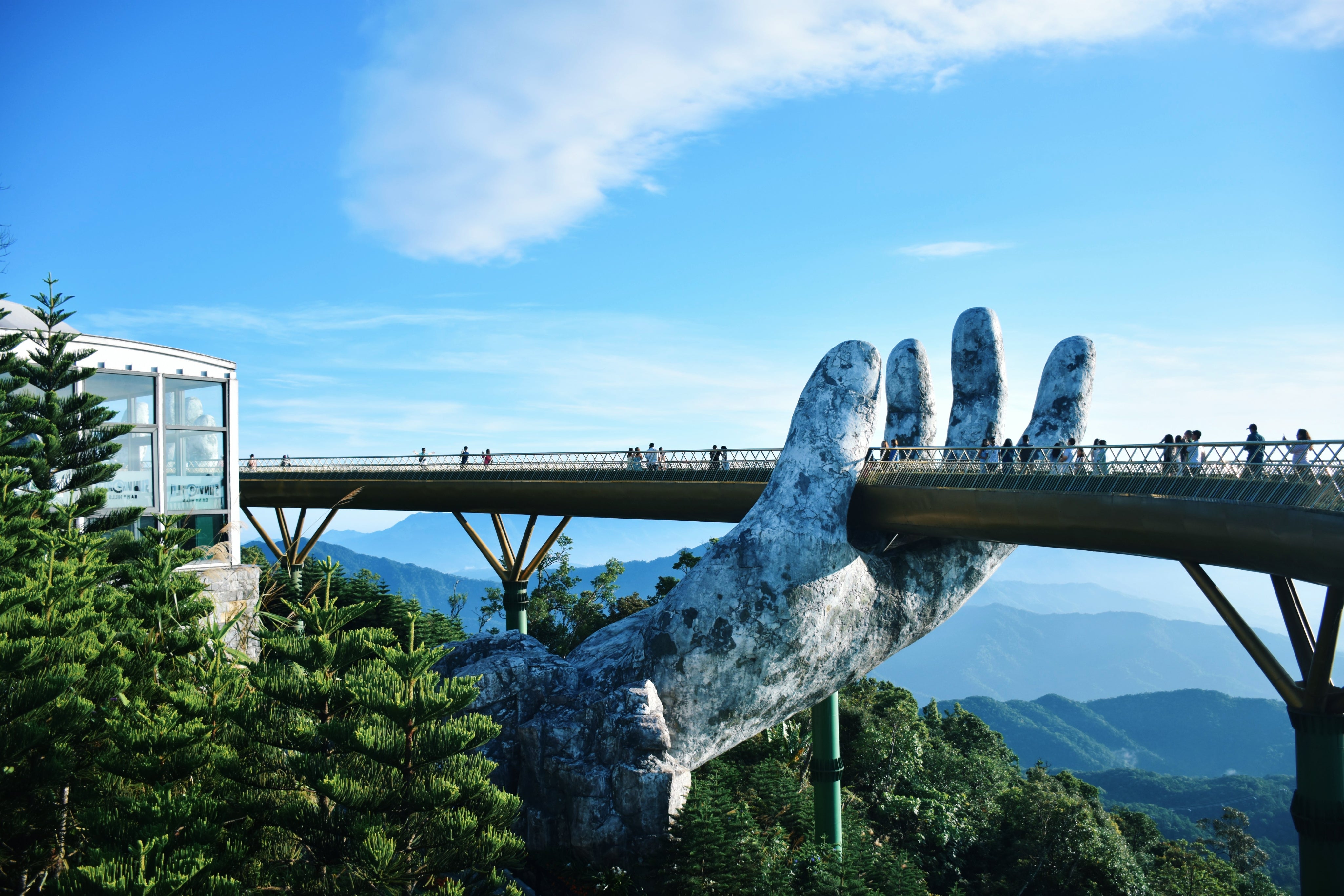 黃金橋，峴港震撼地標，漫步在巨石之手托起的金色步道上。