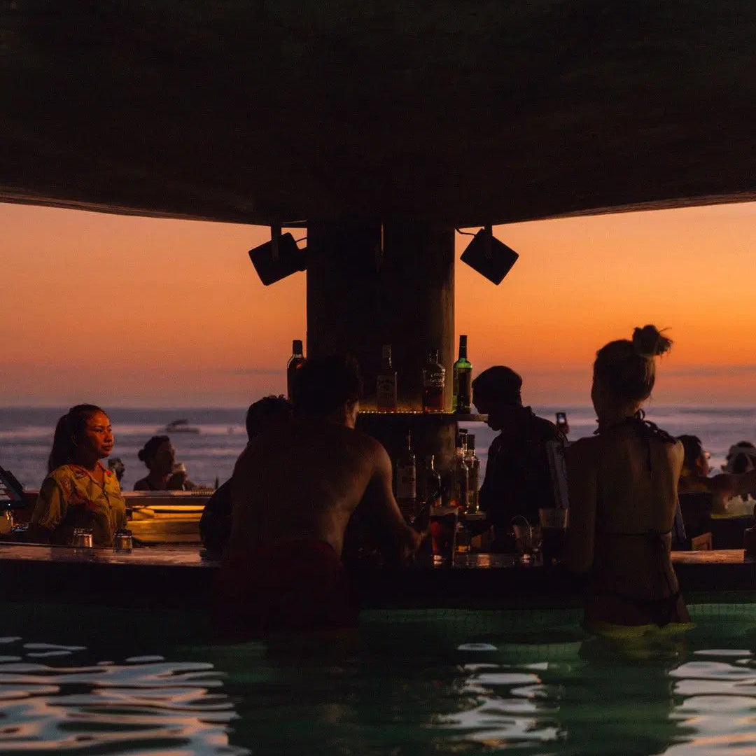 水明漾沙灘夕陽泳池酒吧與 DJ 表演