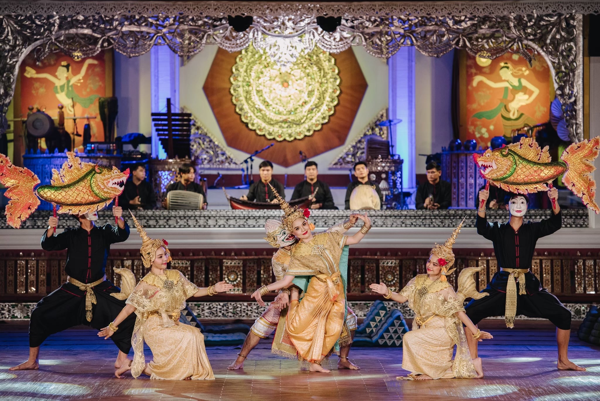 觀賞表演和道地的帝王餐