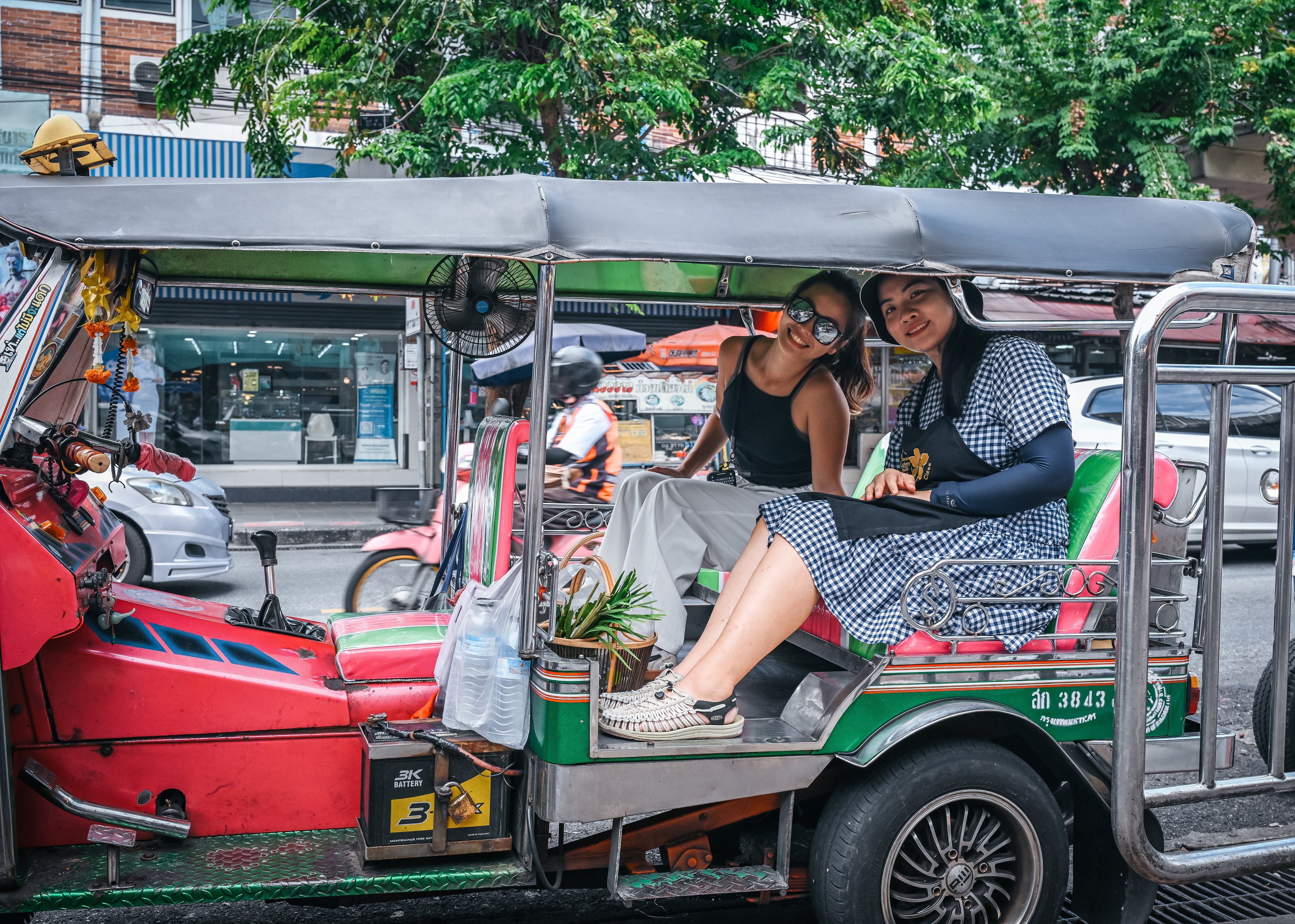 自由穿梭在曼谷的迷人街景中