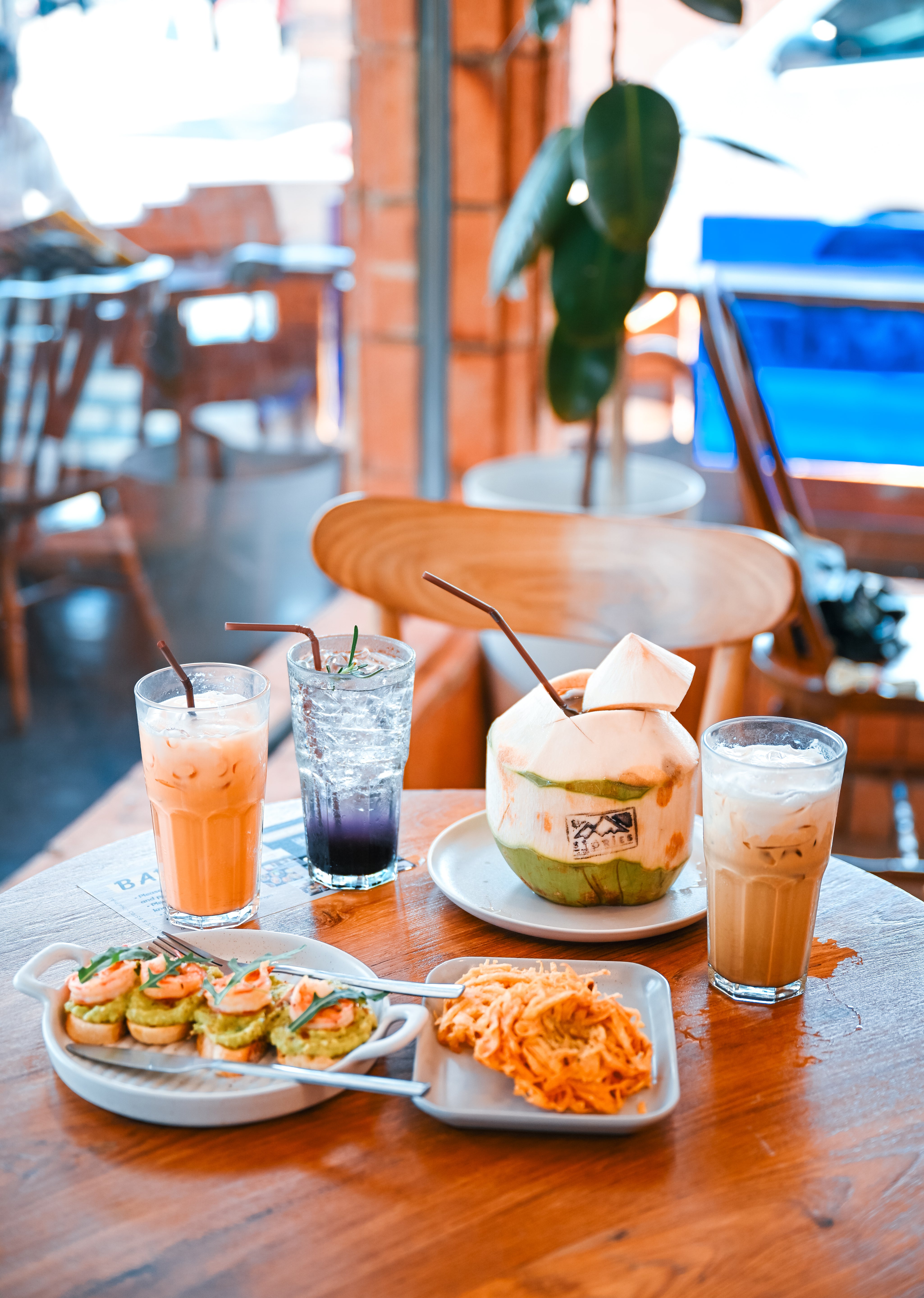 咖啡廳小憩，喝杯冰涼椰子水