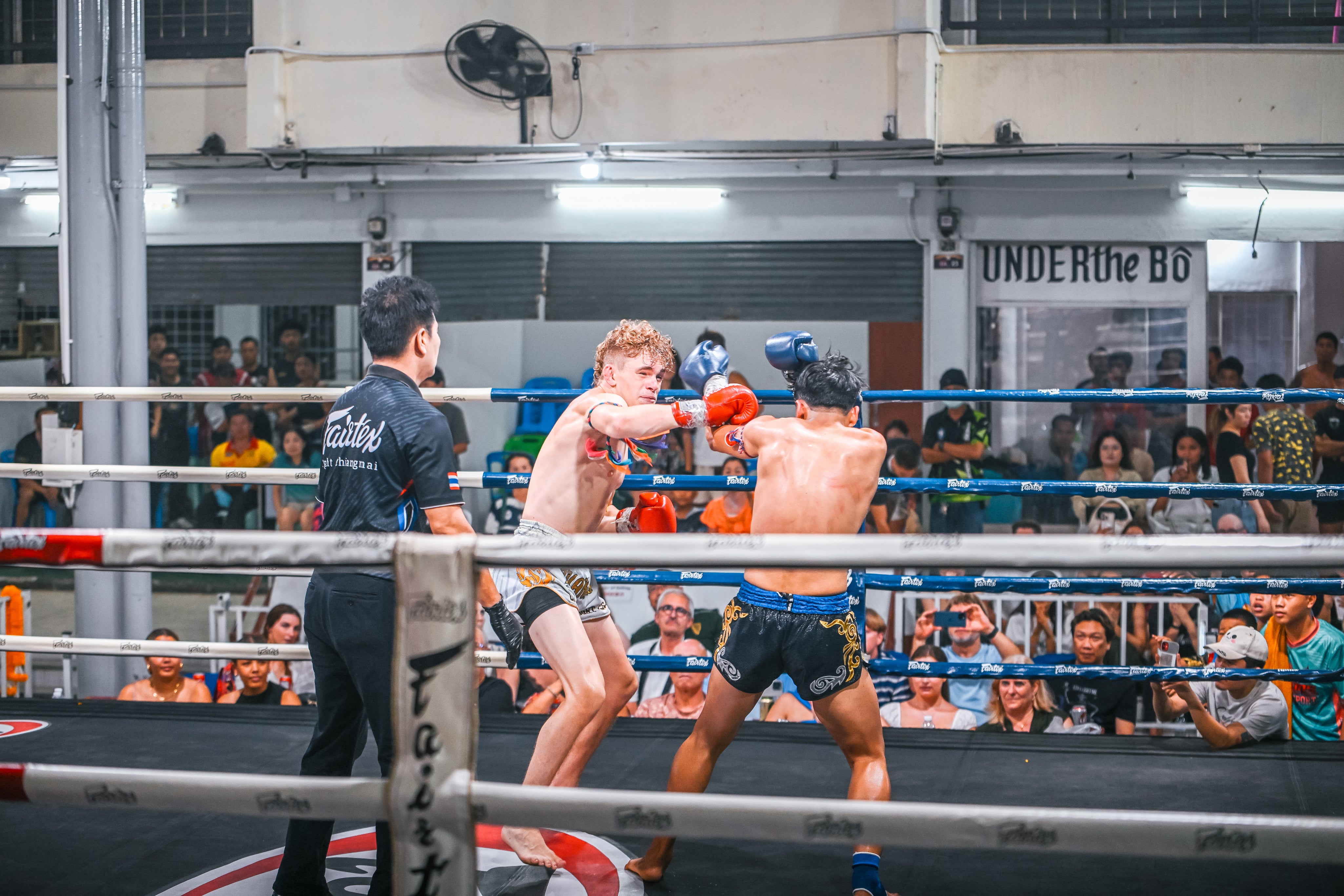 夜晚熱血泰拳開打