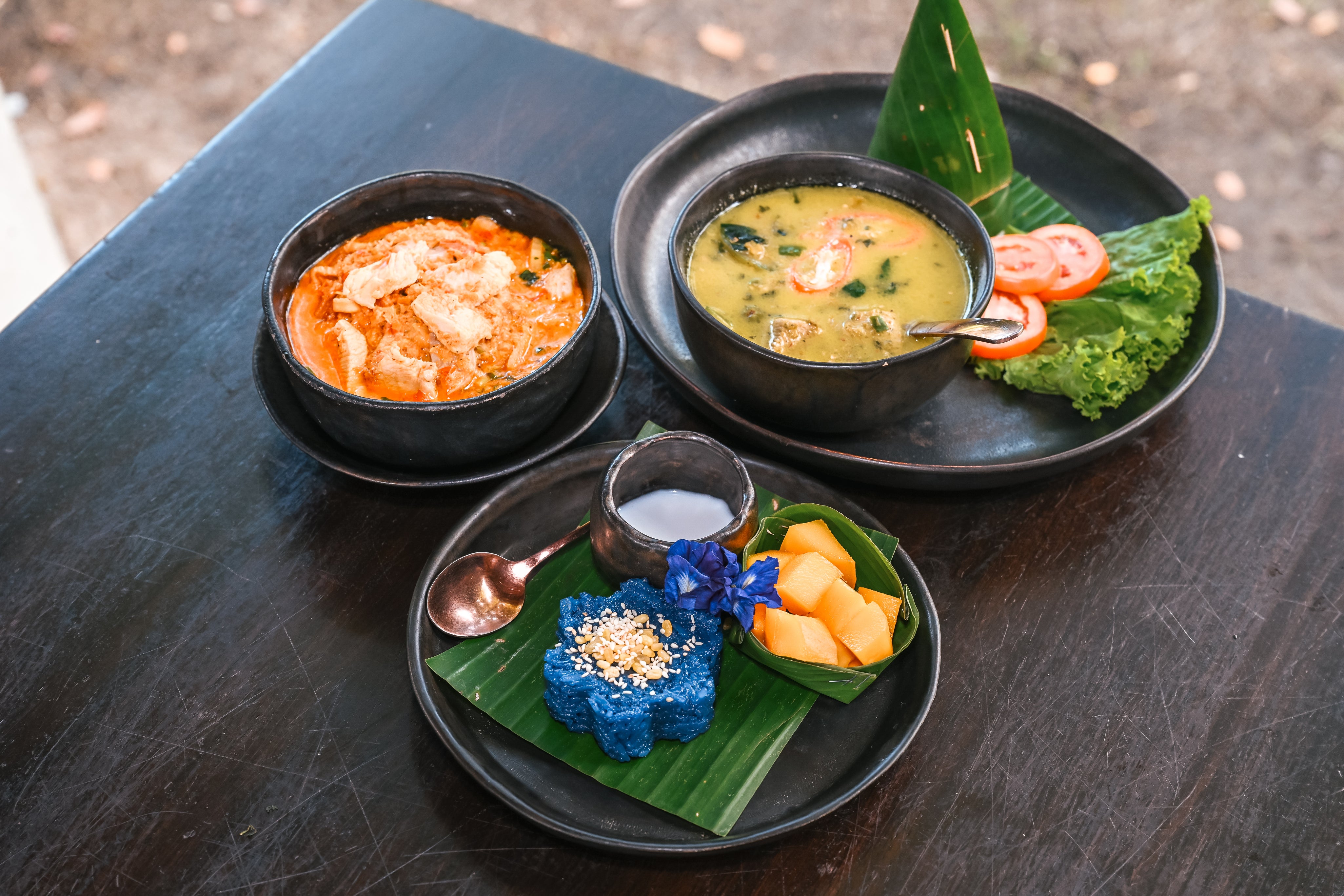 享用自己製作的泰式料理