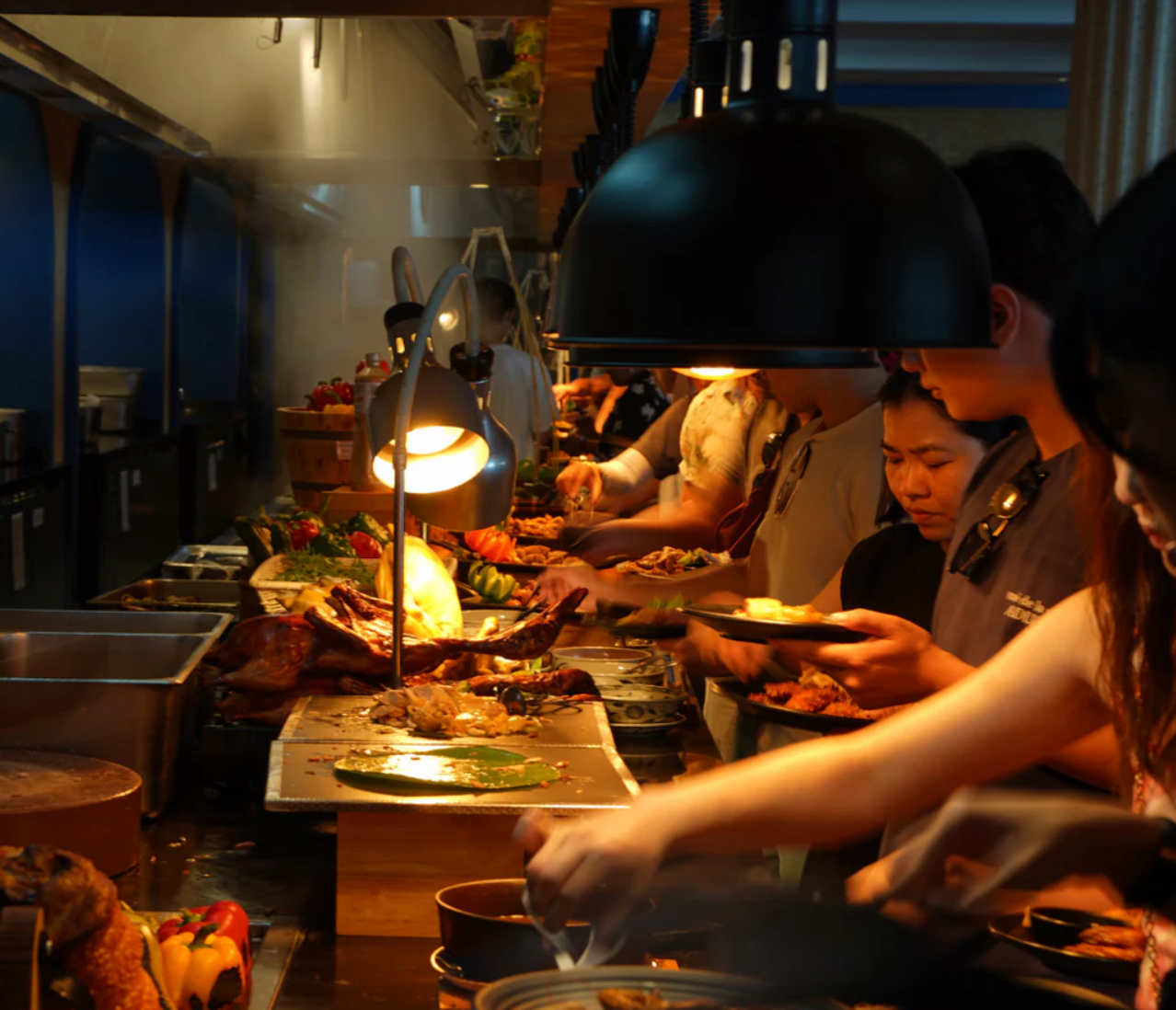 於 Four Seasons 餐廳享用精緻美食，感受優雅舒適的用餐氛圍。