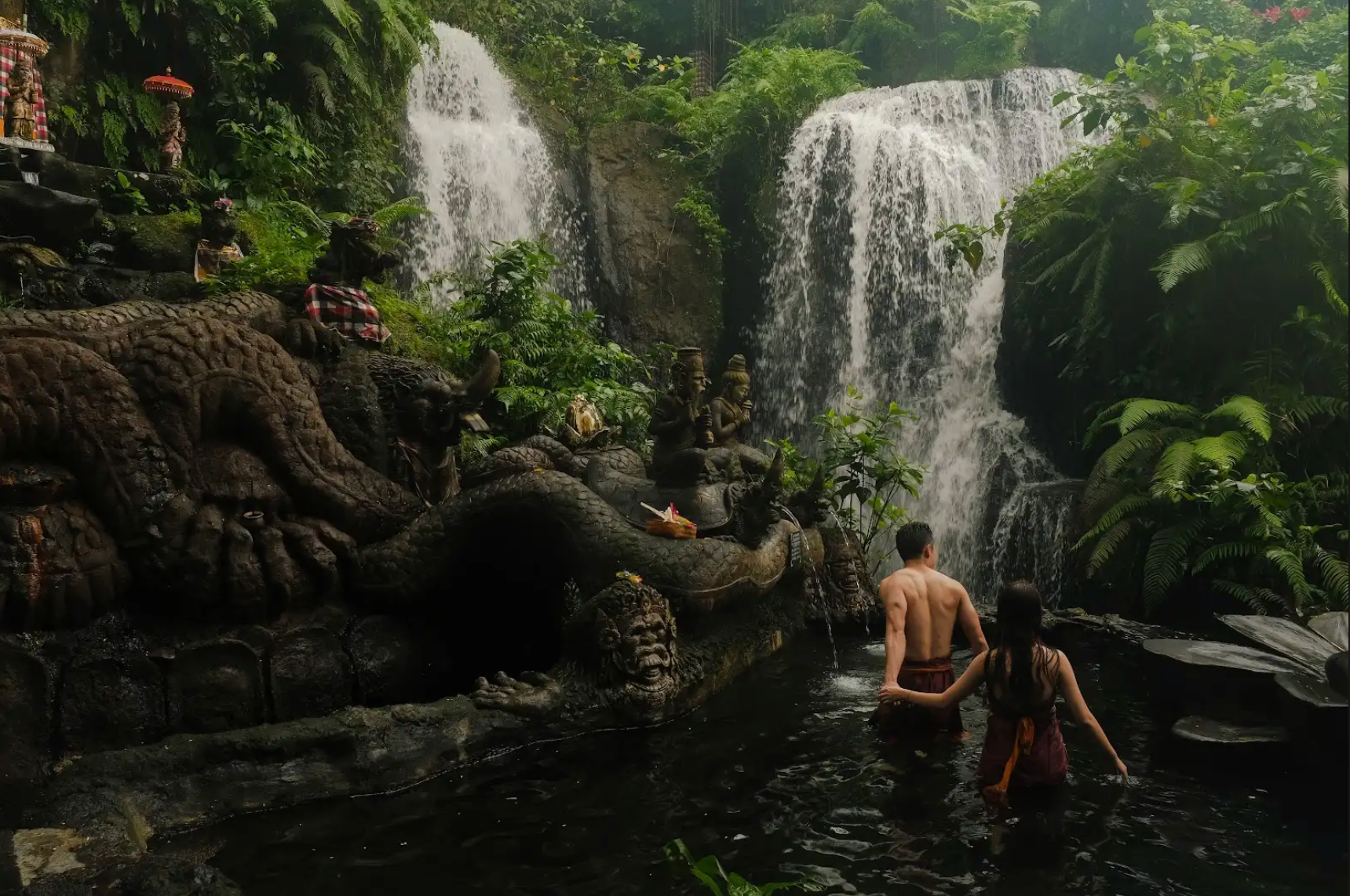 Taman Beji Waterfall Griya 在祭司帶領下聖水洗滌身心，釋放全身壓力 
