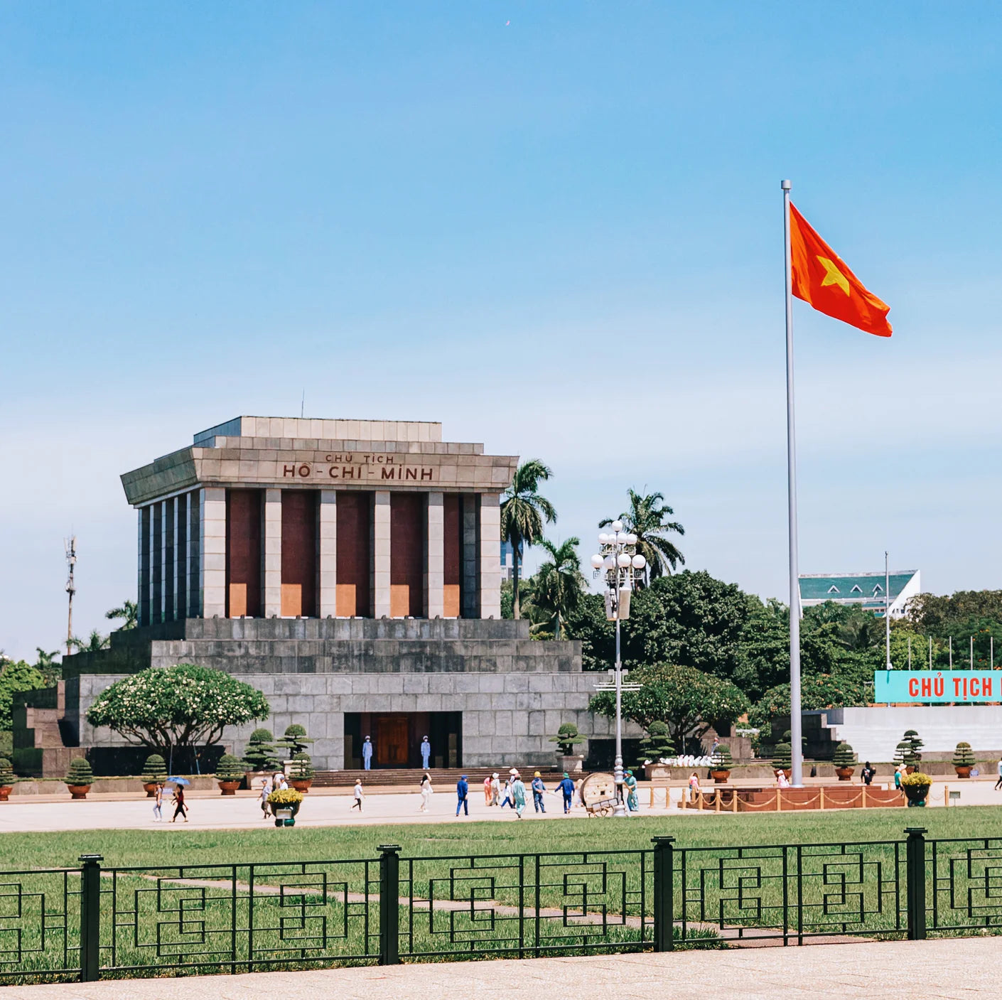 胡志明陵寢 - 河內最莊嚴地標之一，行程經過可遠觀紀念建築