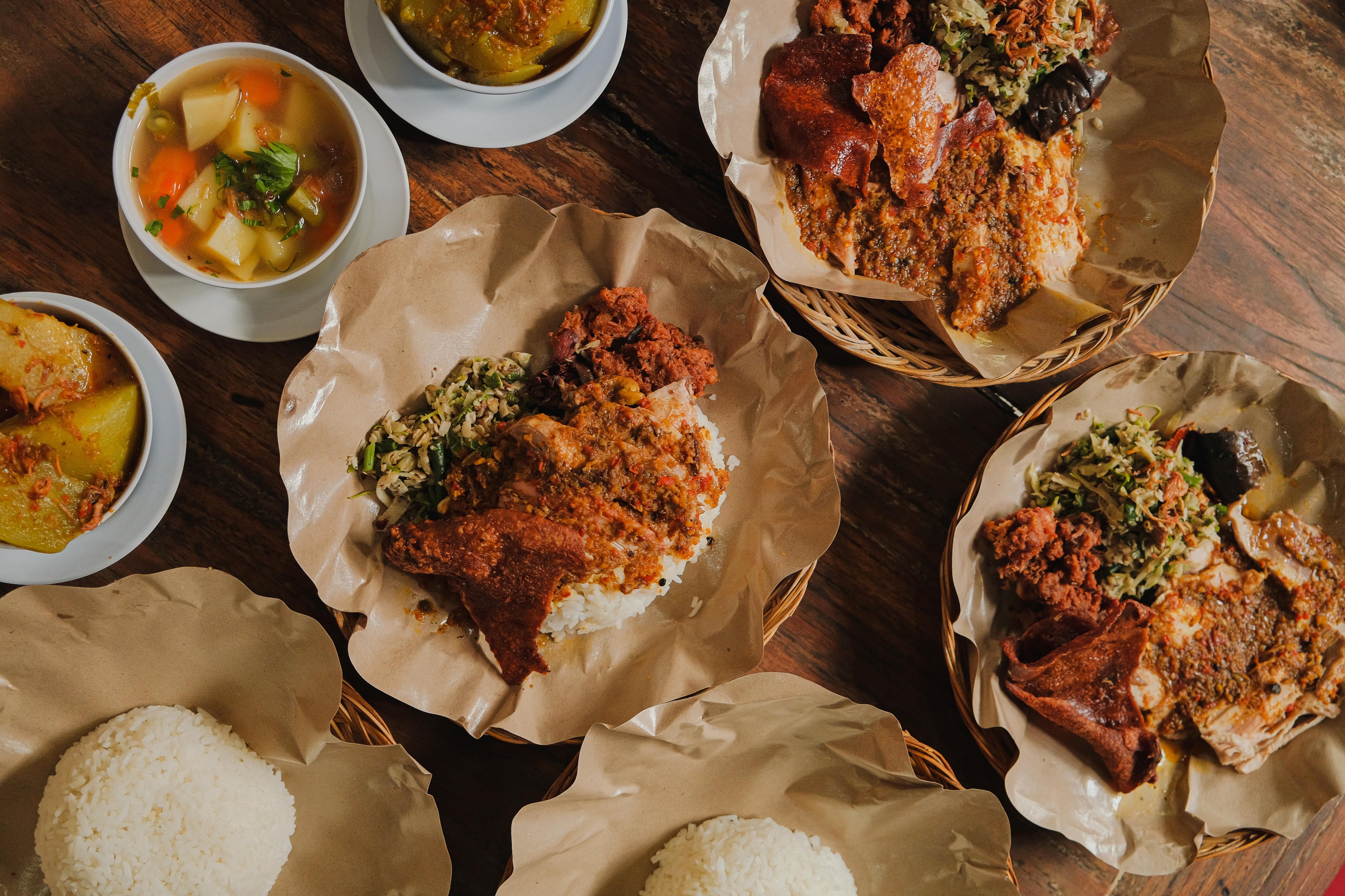 午餐享用峇里島經典菜烤乳豬飯 Babi Gouling