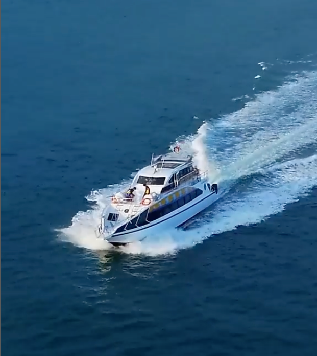 前往佩尼達島 El Rey 新型快艇 (船程約 1 小時)