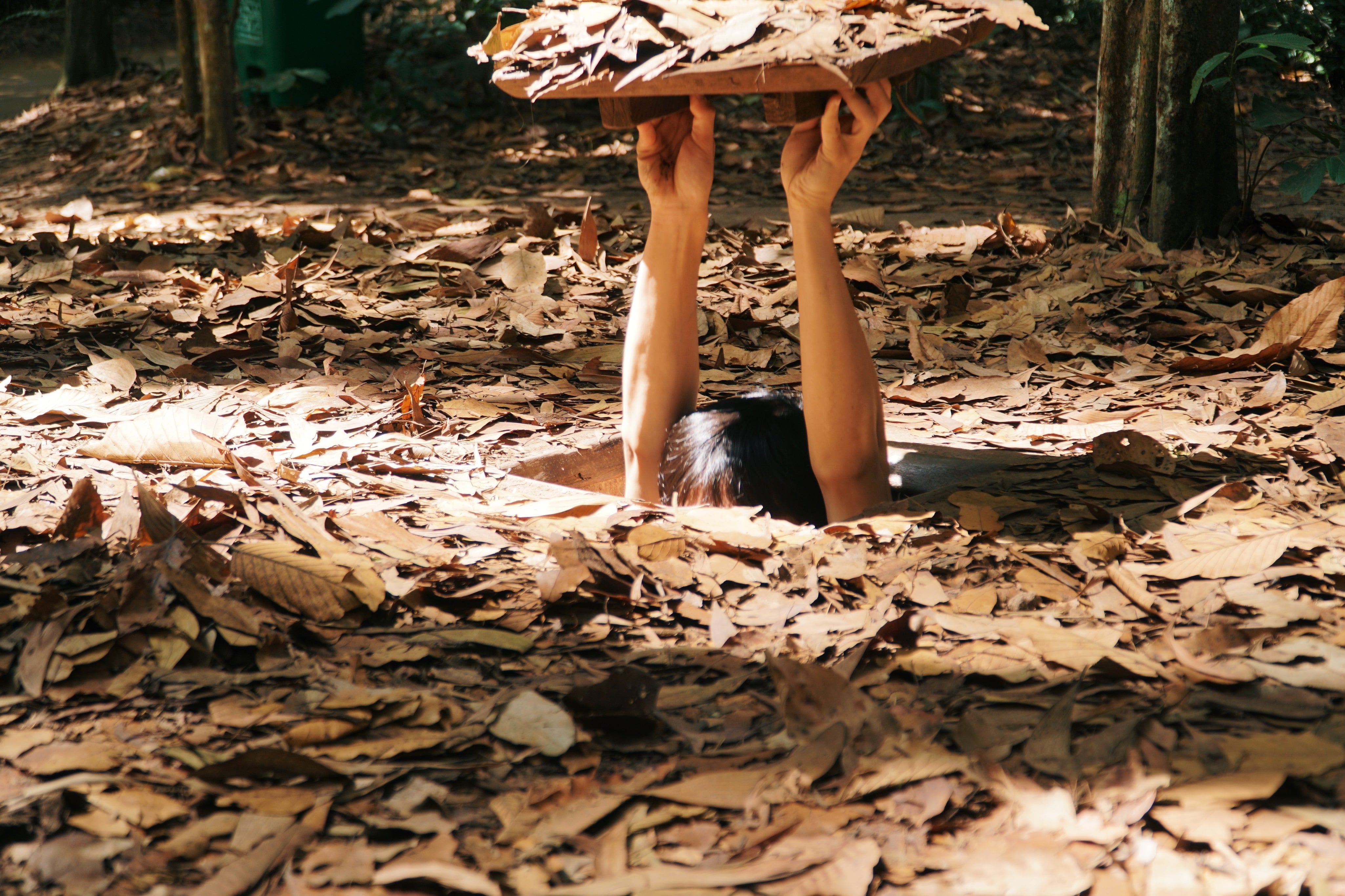 South_Vietnam_Cu_Chu_Tunnels_Doanh_Going_Into_Tunnel.jpg