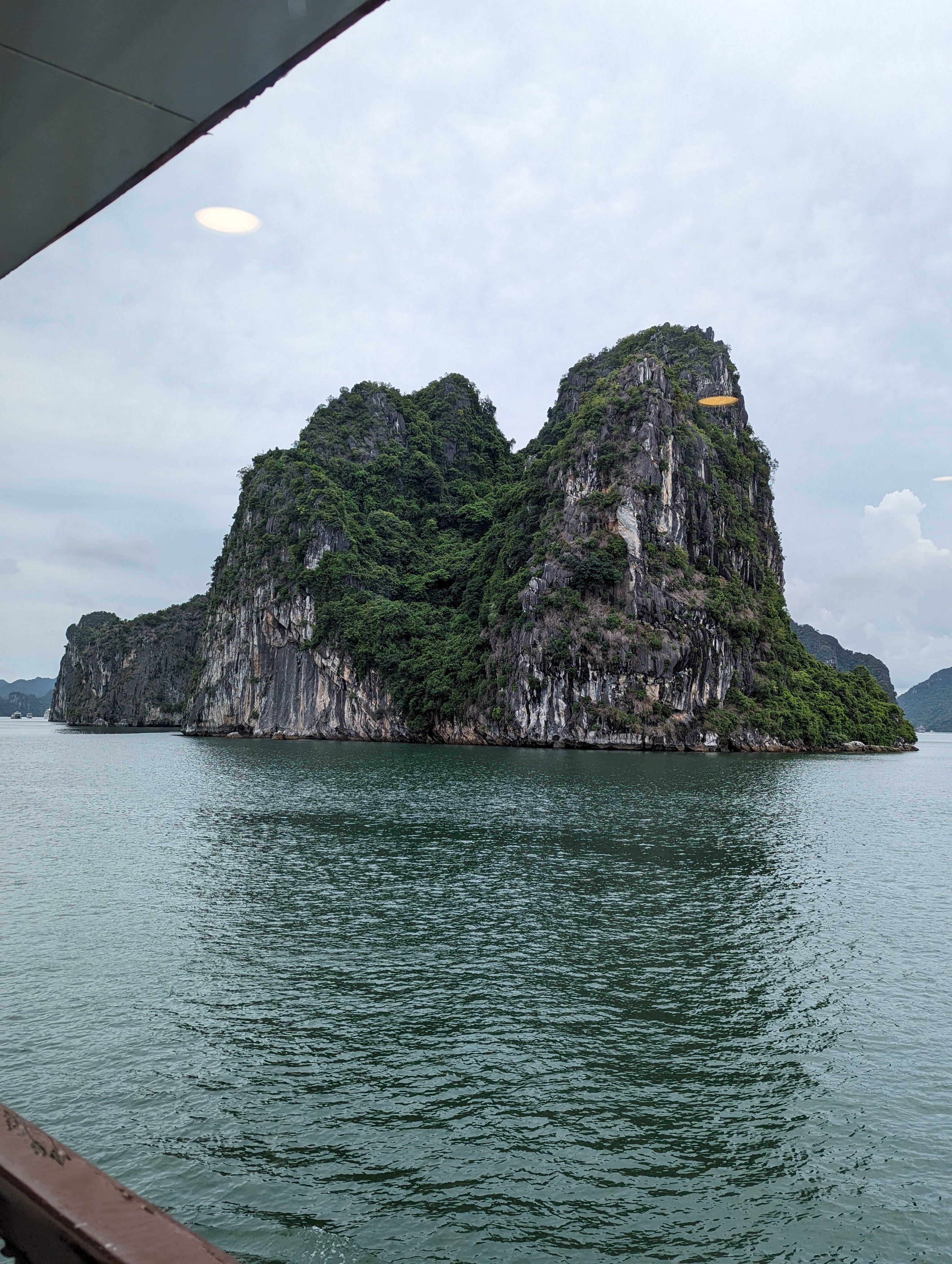 在郵輪上悠閒欣賞下龍灣美景