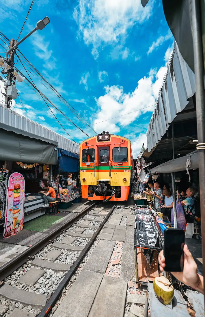 美功鐵道市集火車進站