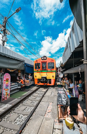 美功鐵道市集火車進站