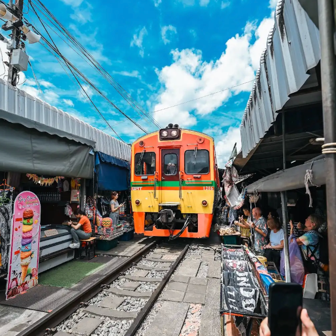 美功鐵道市集火車進站