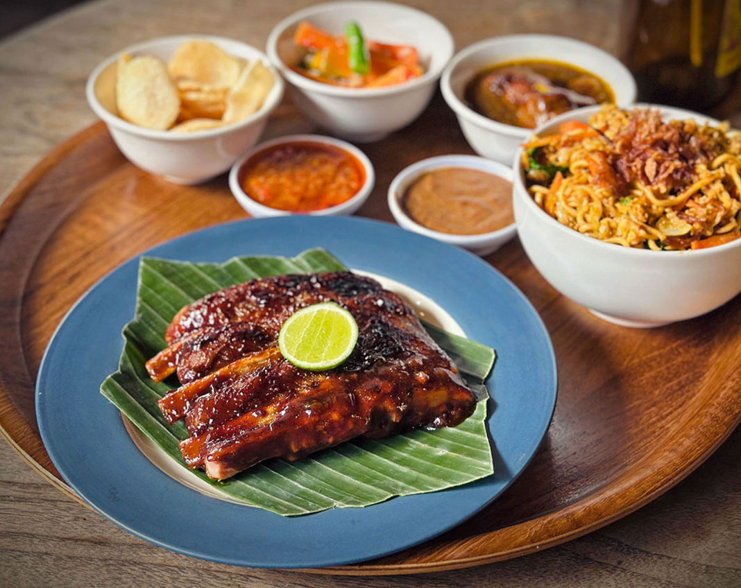 享用烤豬肋排、沙爹串（Warung Mufu）