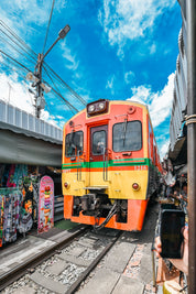 看火車駛過美功鐵道市場