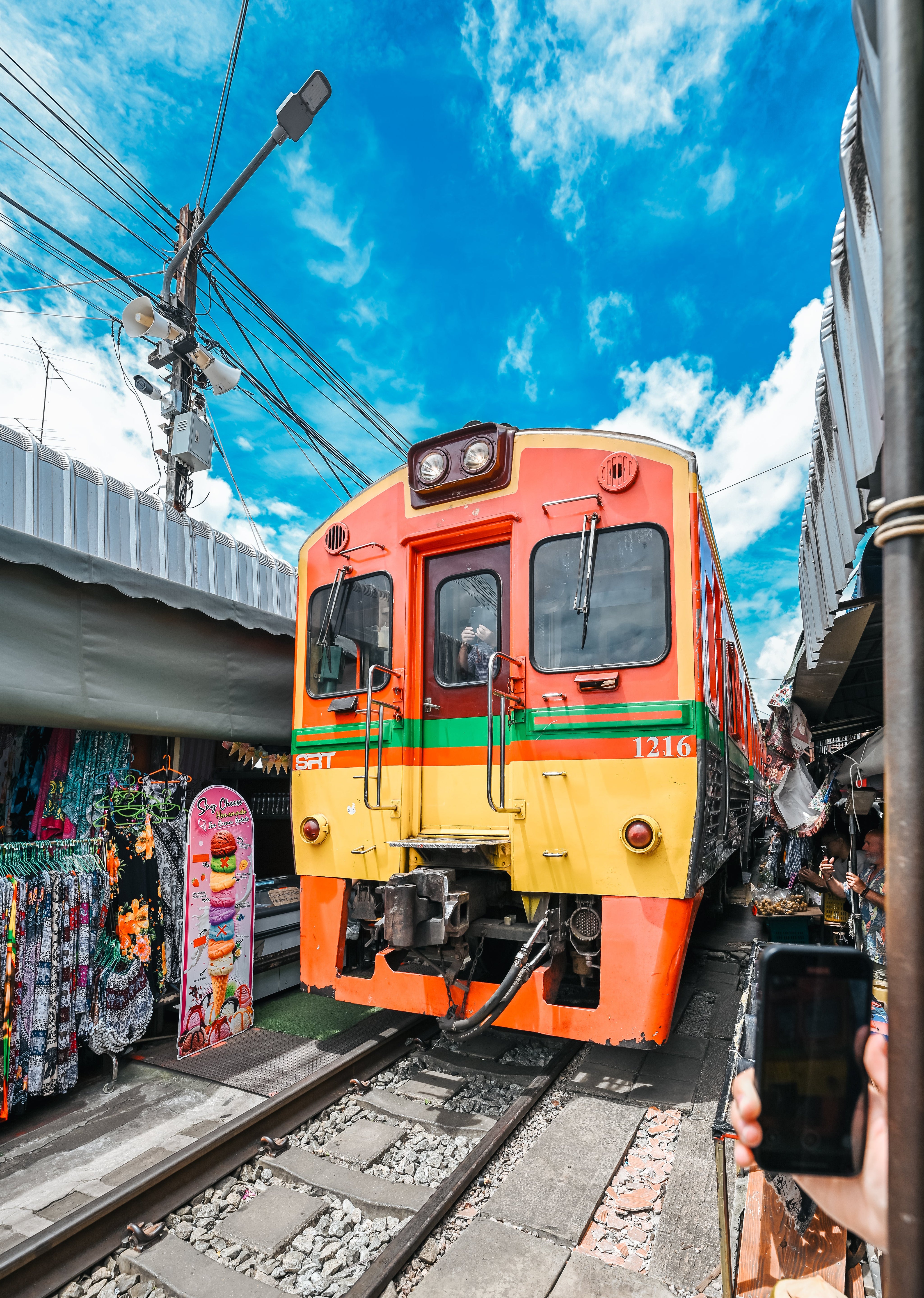 看火車駛過美功鐵道市場