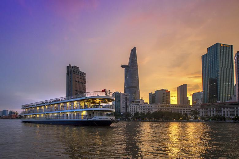 登上西貢河遊船欣賞夜景