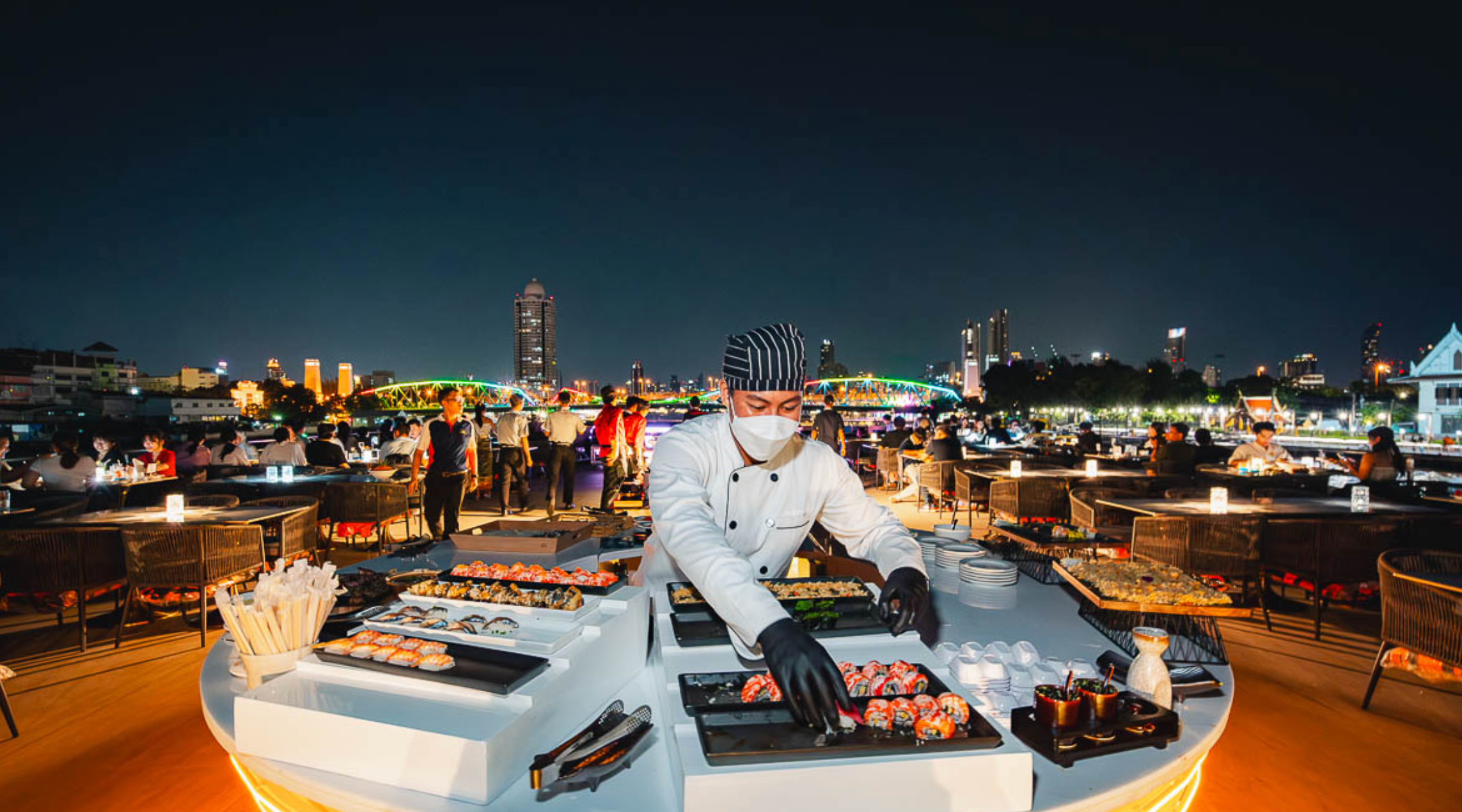 搭乘郵輪享河岸夜景與美食