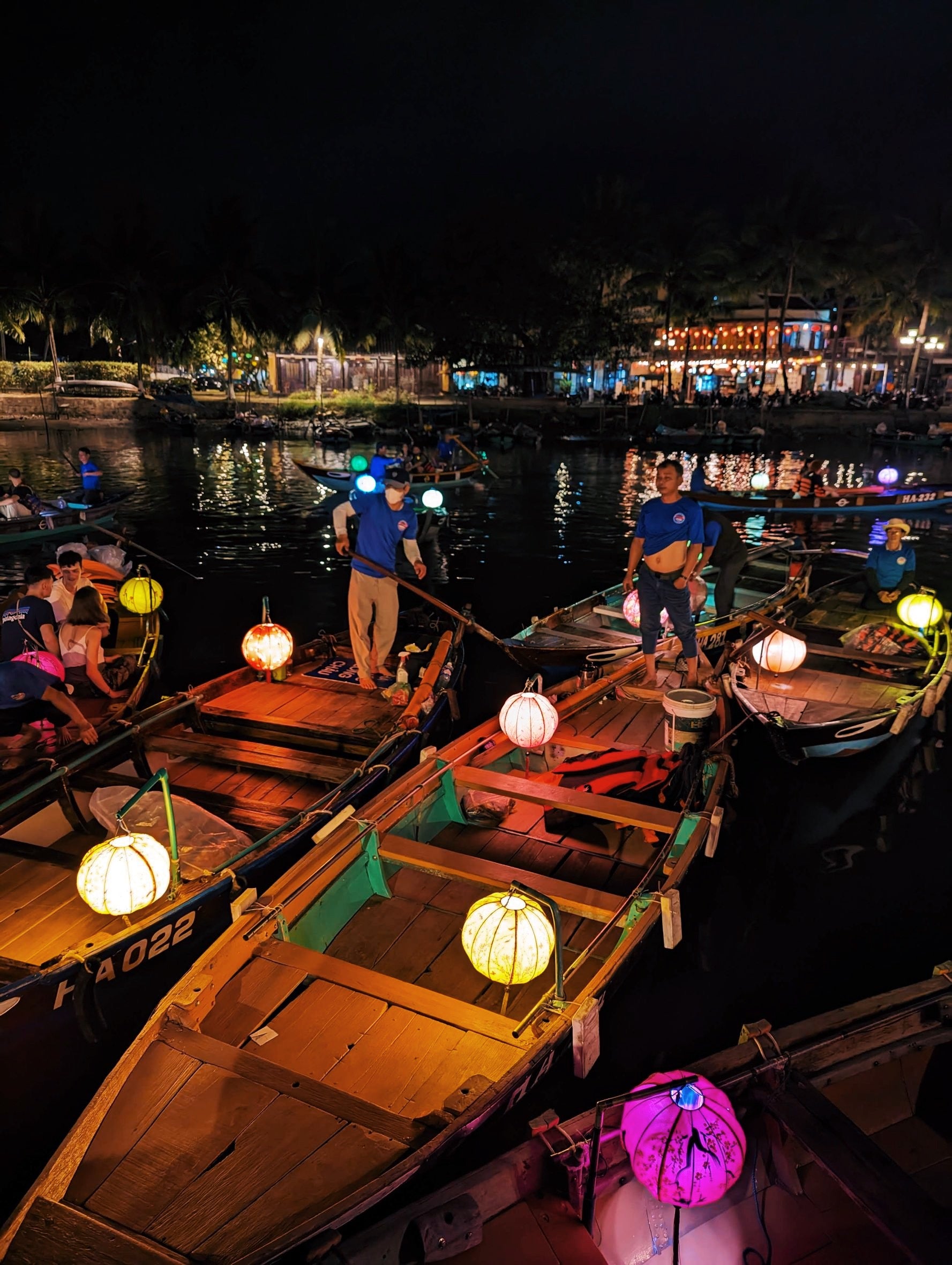 乘船遊覽秋盆河，在月光下放水燈，感受燈籠之城浪漫迷人的夜晚氛圍。