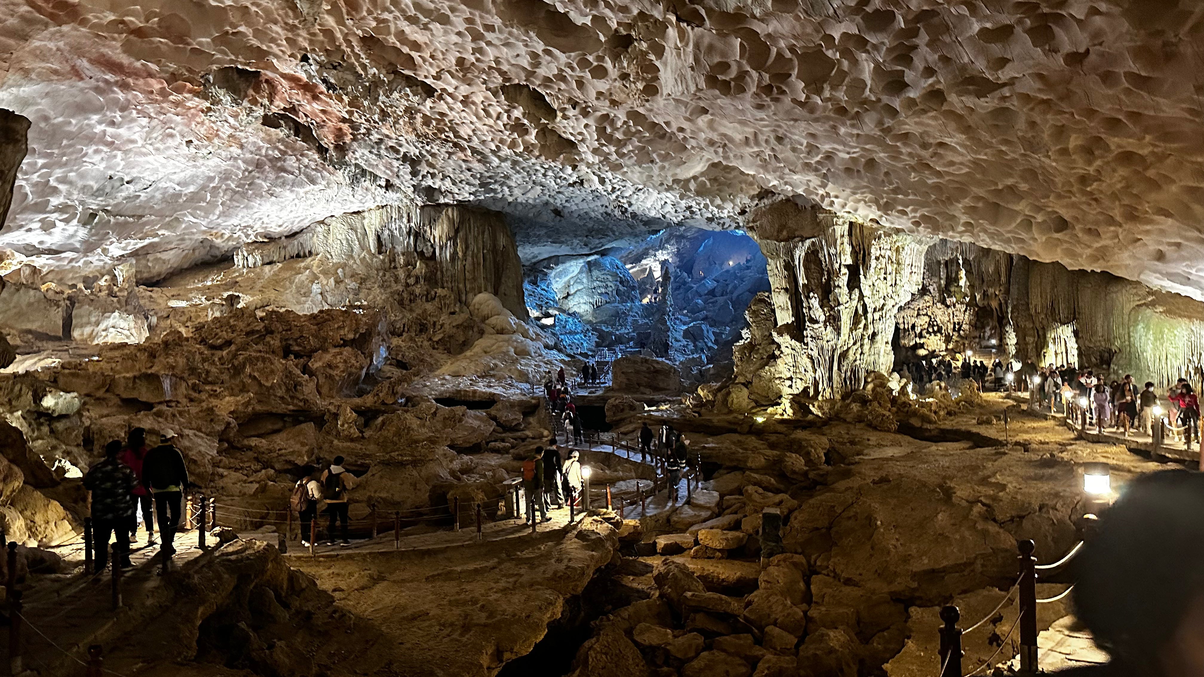 驚訝洞 - 下龍灣最大鐘乳石洞，洞內奇景壯觀