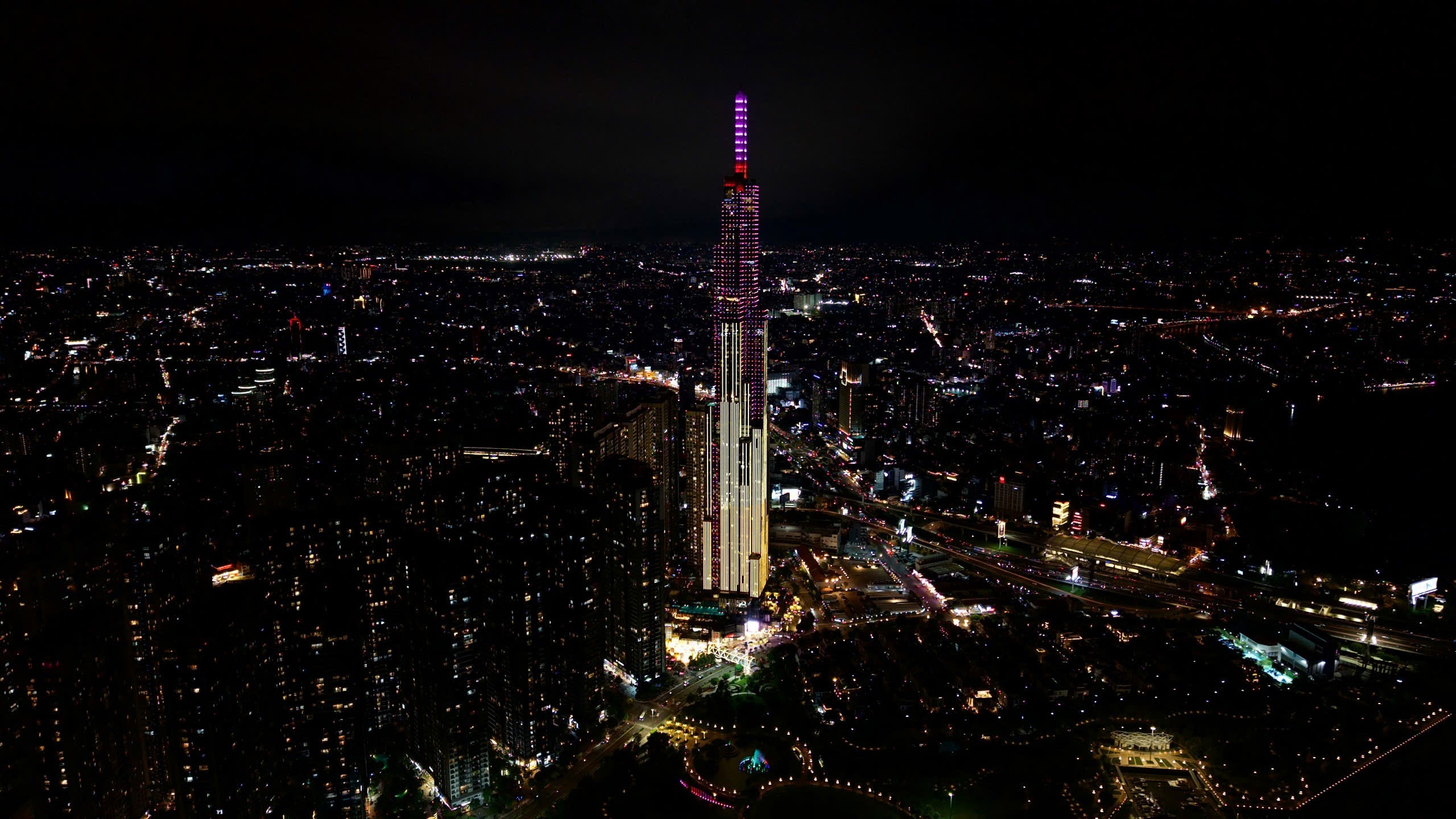 感受胡志明市的璀璨夜景