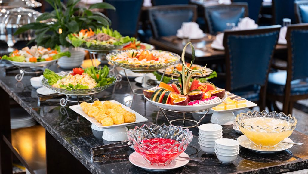 郵輪早午餐 - 一邊享用豐盛餐點，一邊欣賞下龍灣清晨美景